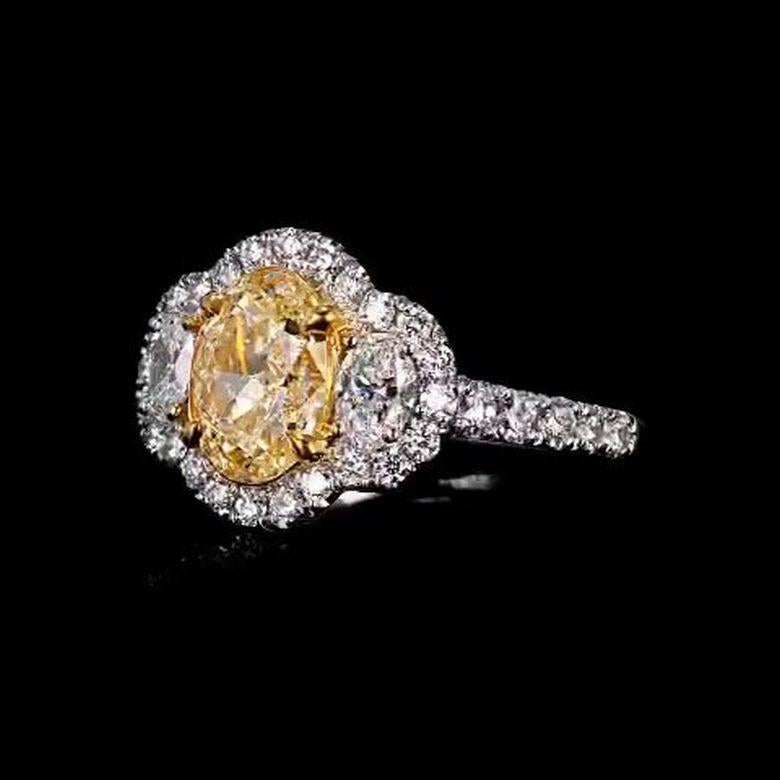 Taglio ovale Anello con diamante ovale aureolato certificato EGL da 2,28 carati di colore giallo brunastro VVS2 in vendita