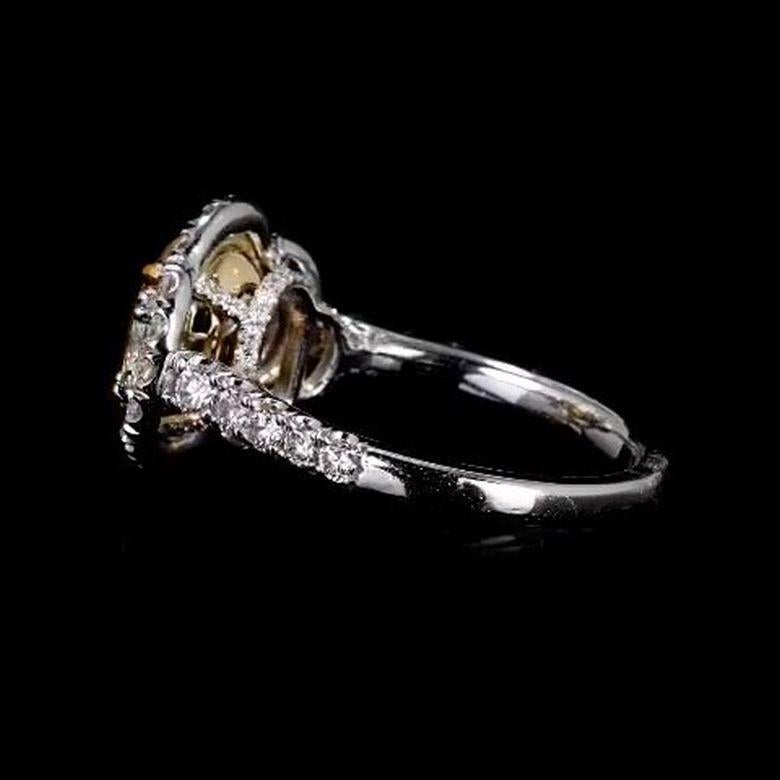 Anello con diamante ovale aureolato certificato EGL da 2,28 carati di colore giallo brunastro VVS2 In condizioni Nuovo in vendita a New York, NY
