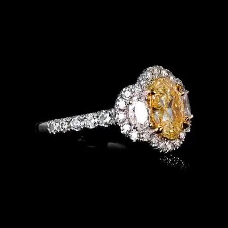 Anello con diamante ovale aureolato certificato EGL da 2,28 carati di colore giallo brunastro VVS2 in vendita 1