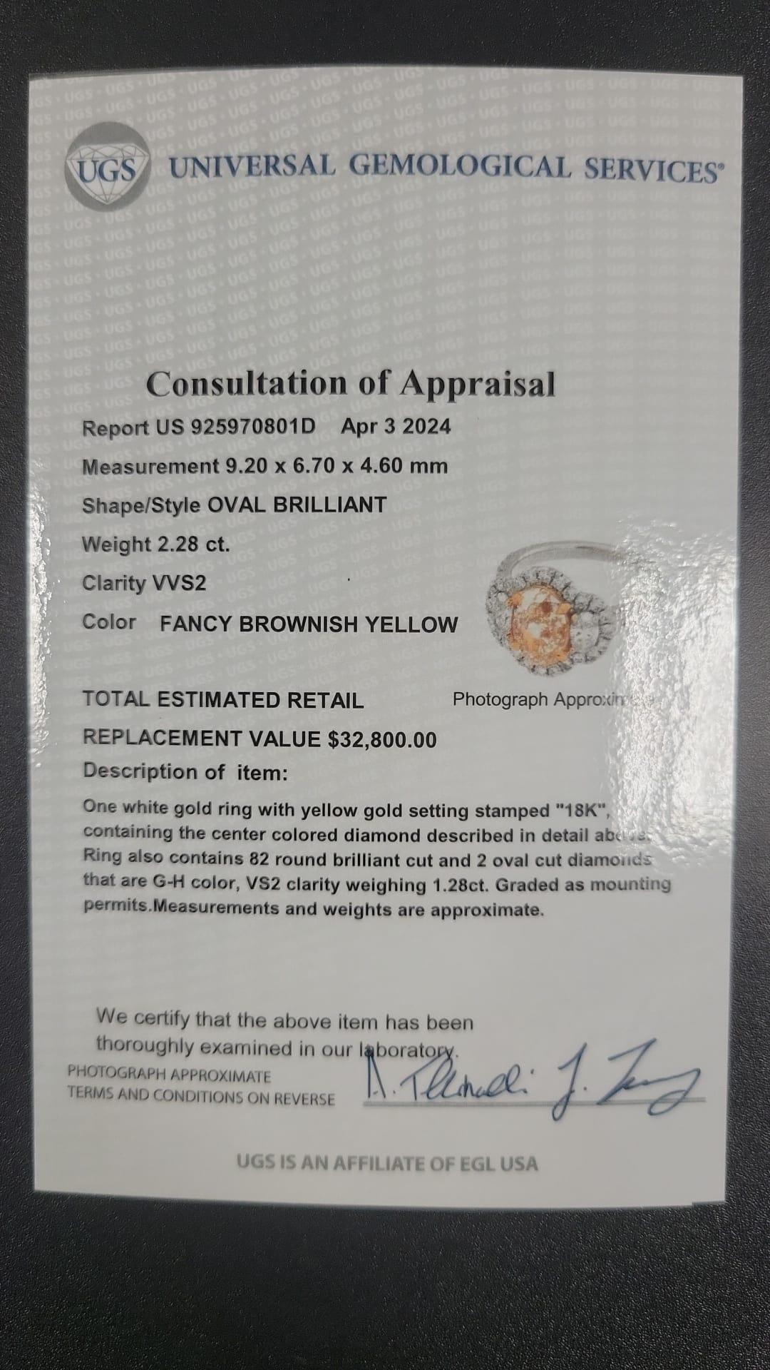 Anello con diamante ovale aureolato certificato EGL da 2,28 carati di colore giallo brunastro VVS2 in vendita 3