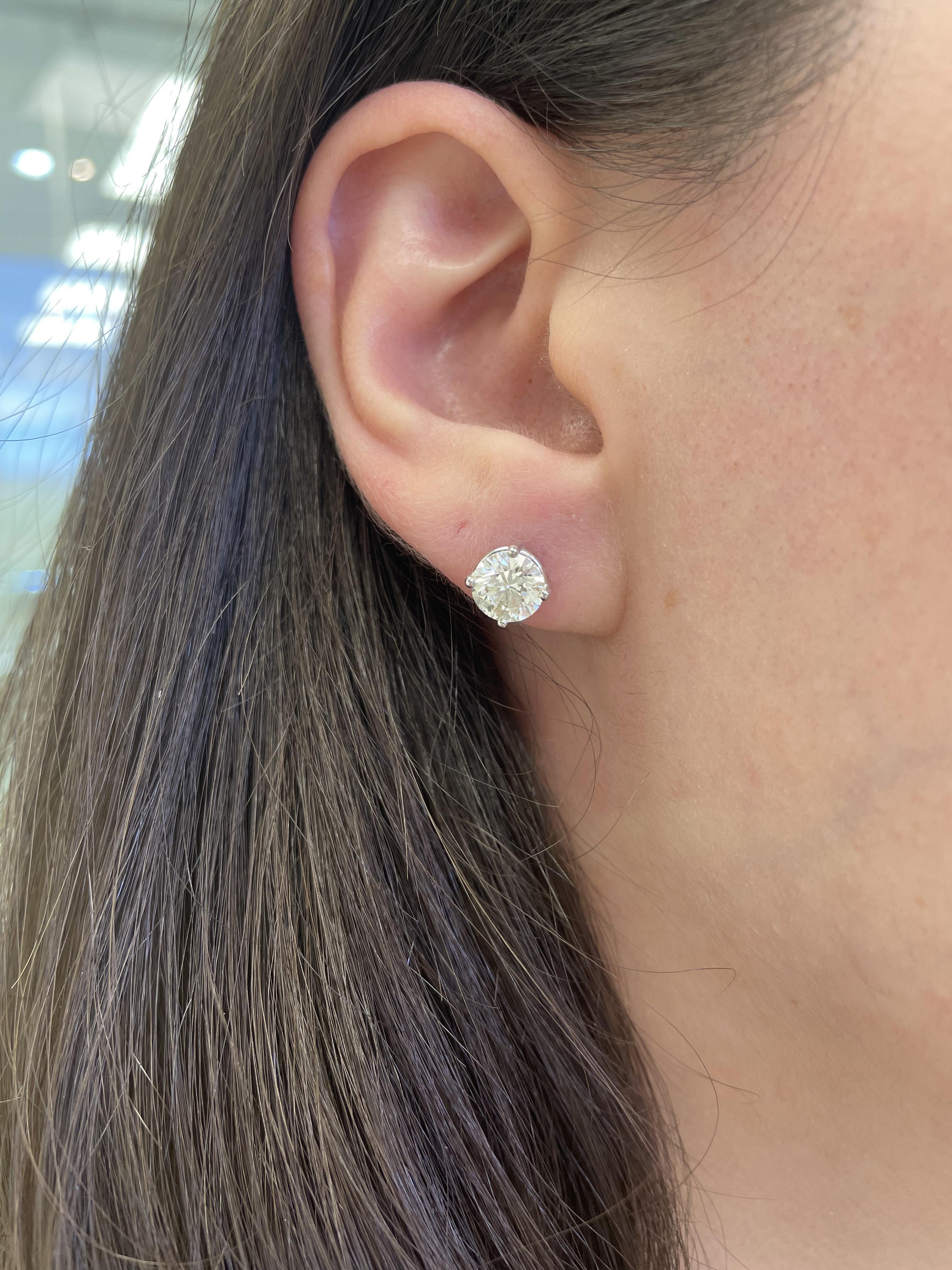 Orecchini classici con diamanti, ogni pietra è certificata EGL.
Due diamanti tondi taglio brillante abbinati per un totale di 2.53 carati. Entrambe le pietre hanno colore J e grado di chiarezza VS2. Oro bianco 14k, 2,03 grammi.
Su richiesta, una