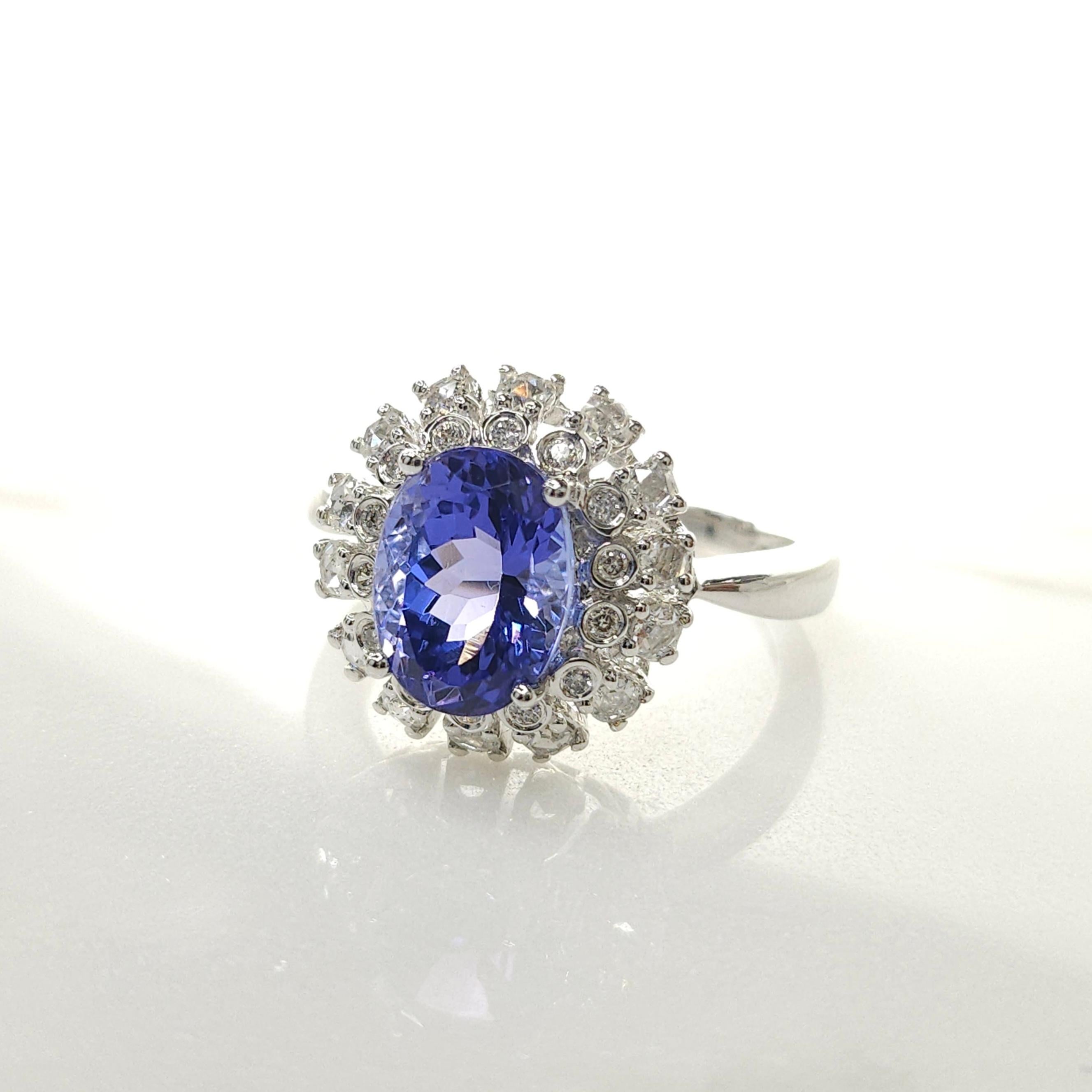 IGI Certified 2.76 Carat Tanzanite & Diamond Ring in 18K White Gold In New Condition For Sale In KOWLOON, HK