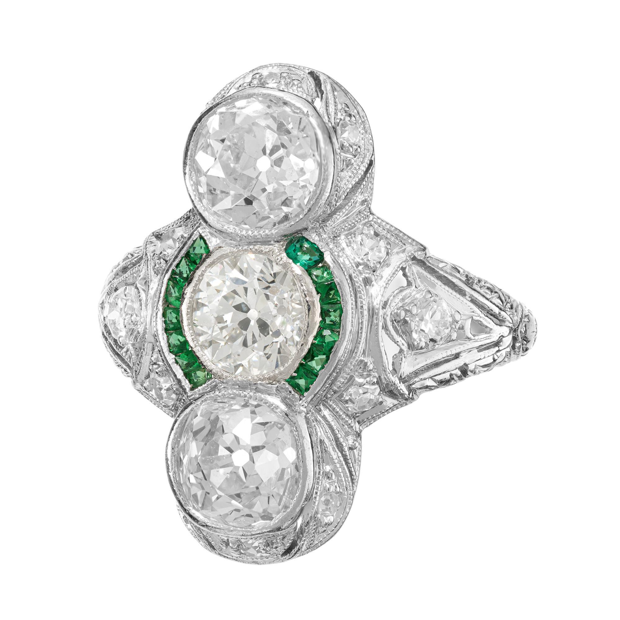 Handgefertigter originaler Art-Deco-Ring mit 2,76 Karat im alten europäischen Schliff mit drei Diamanten und Smaragd aus Platin. CIRCA 1910-1920. Die Platinfassung ist filigran, handgraviert, mit funkelnden Diamanten im alten europäischen Schliff