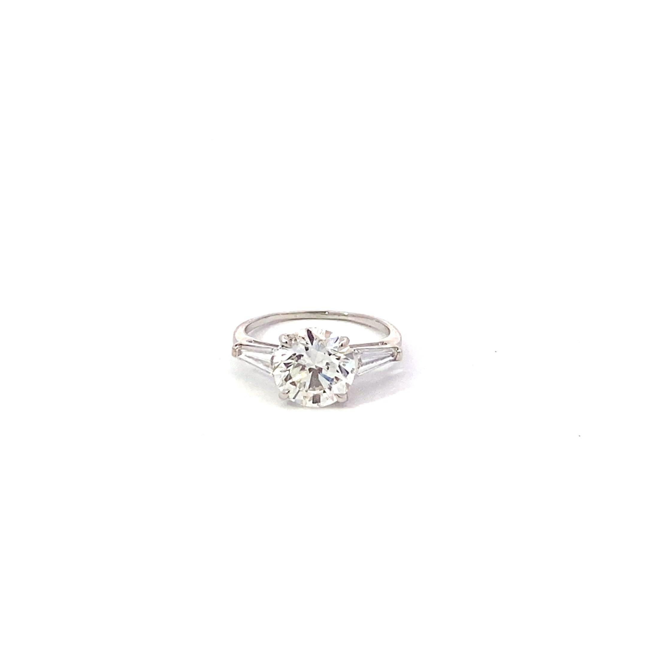 Taille ronde Bague en or blanc 18 carats certifiée EGL et ornée d'un diamant rond de 3,02 carats taillé en brillant en vente