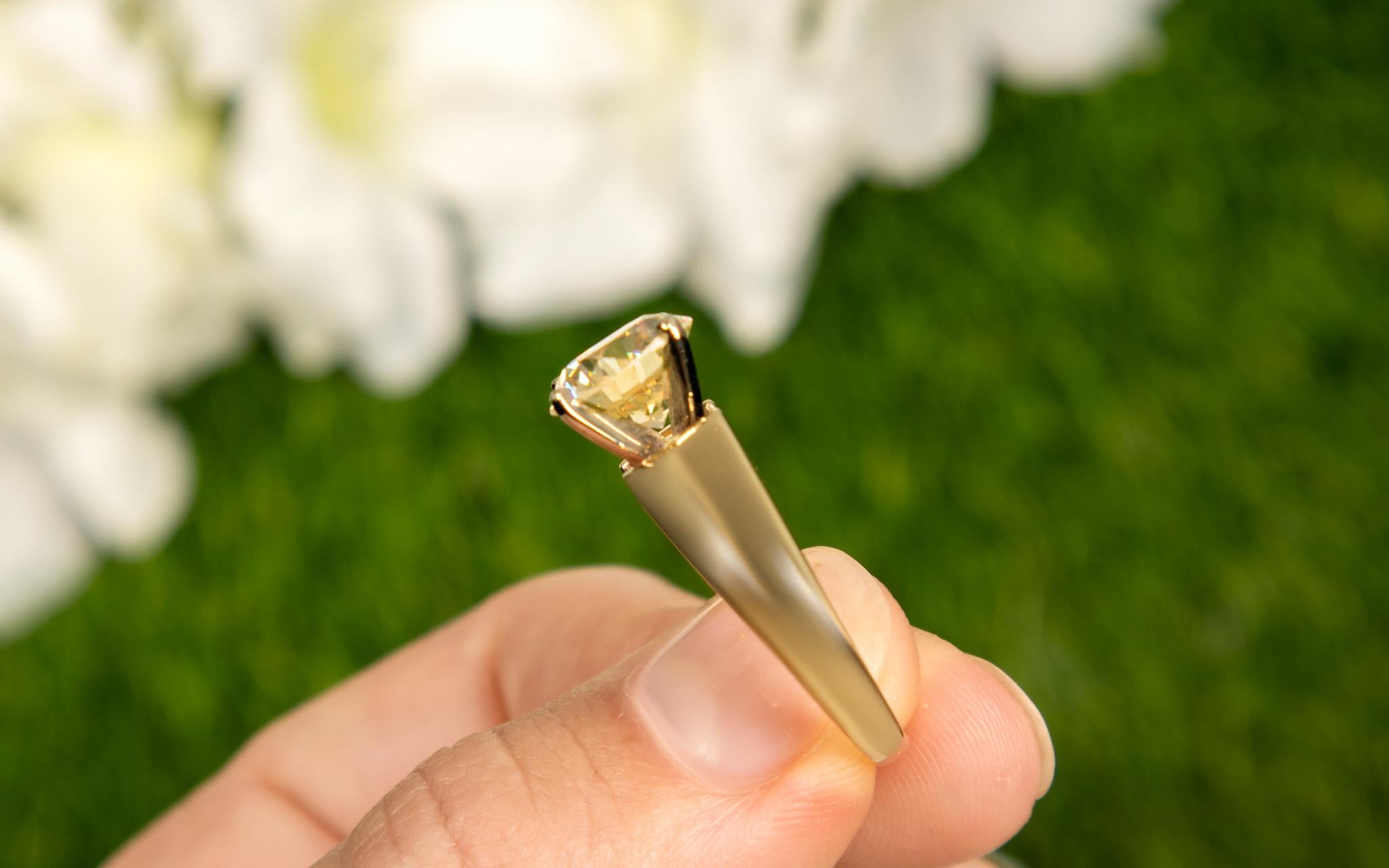 Contemporary EGL Certified 3.19 Carat Brilliant Cut Diamond Ring 14K Yellow Gold For Sale