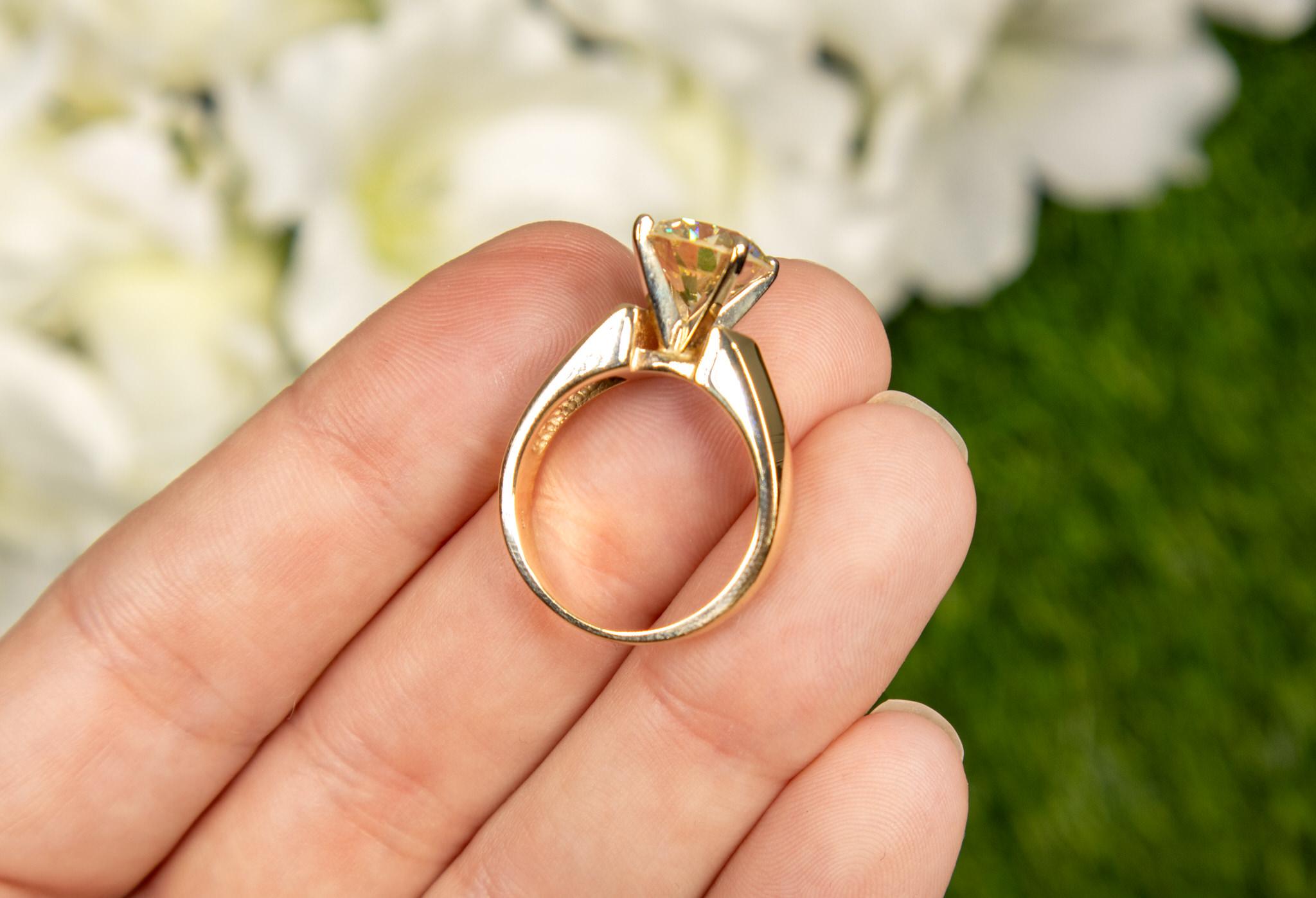 Round Cut EGL Certified 3.19 Carat Brilliant Cut Diamond Ring 14K Yellow Gold For Sale