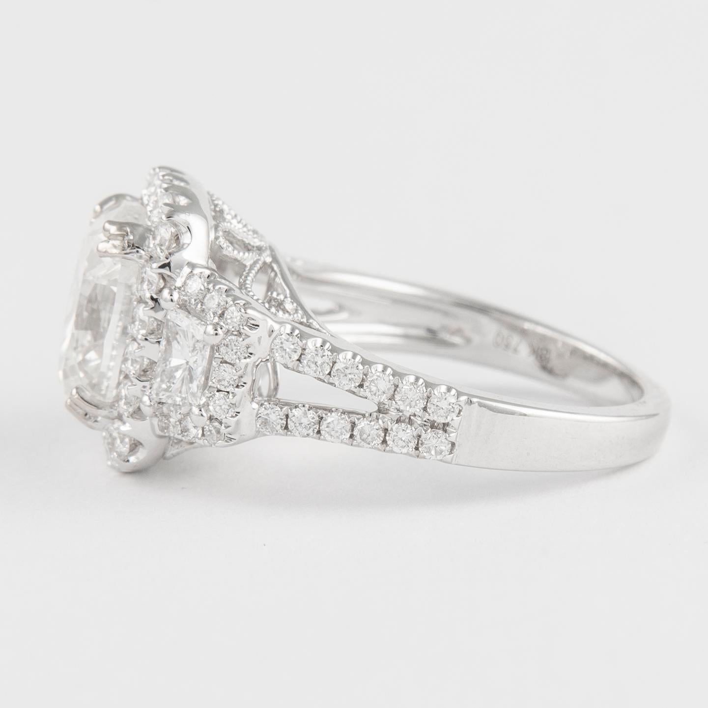 Contemporain Bague à trois pierres en or blanc 18 carats avec diamant taille coussin certifié EGL de 3,51 carats en vente
