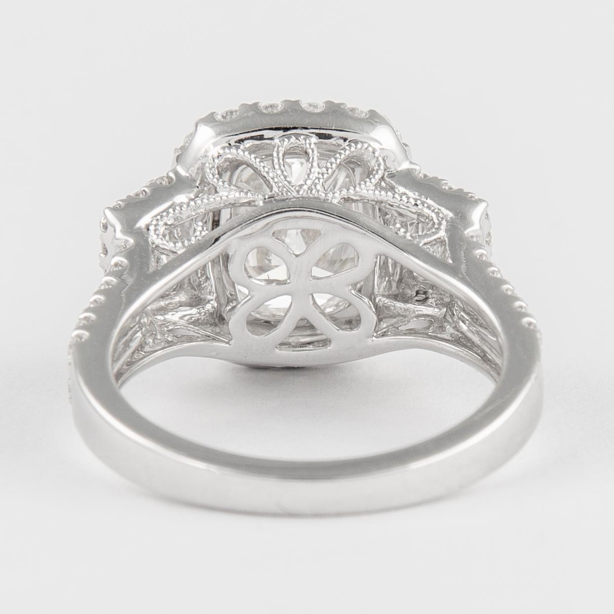 Taille coussin Bague à trois pierres en or blanc 18 carats avec diamant taille coussin certifié EGL de 3,51 carats en vente