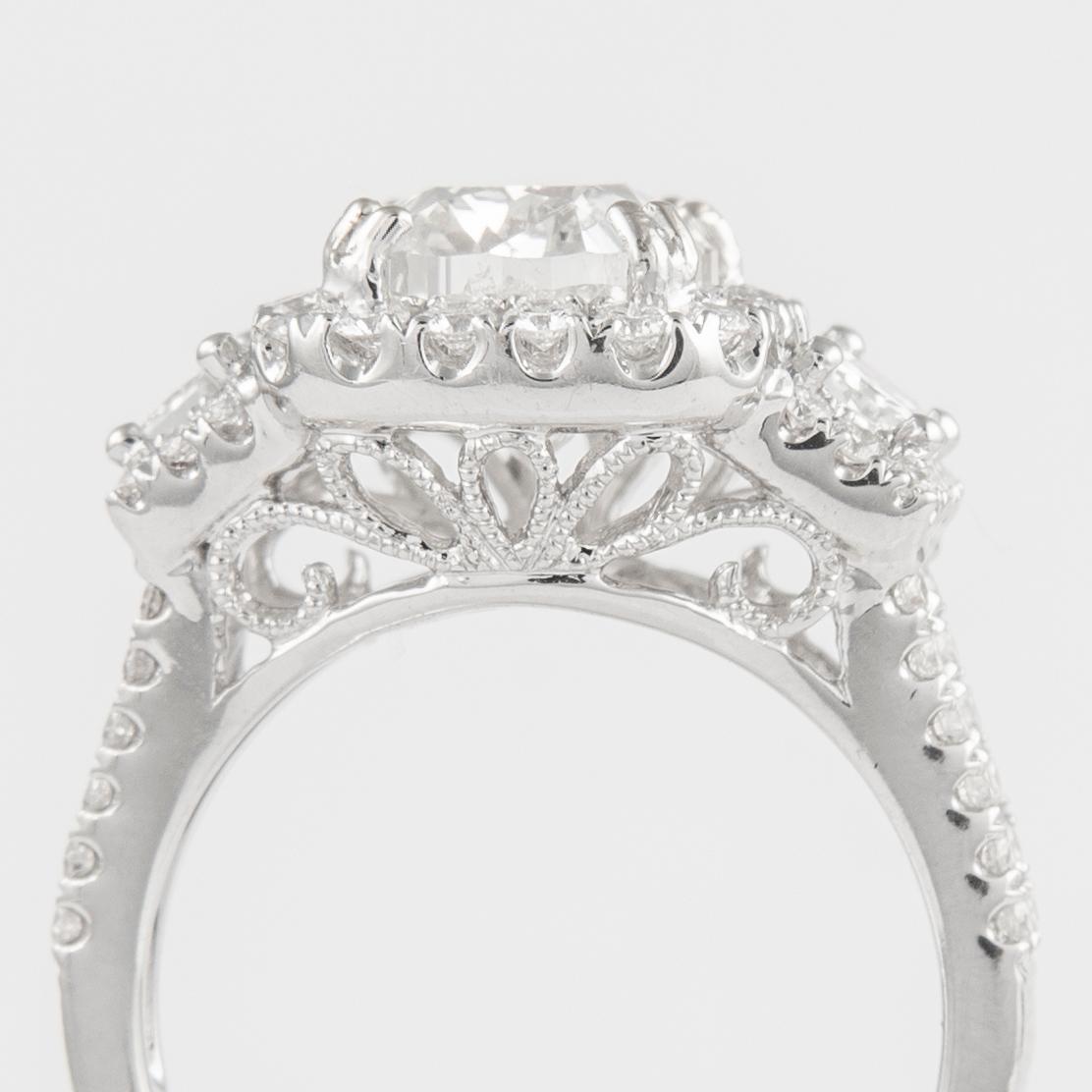 Bague à trois pierres en or blanc 18 carats avec diamant taille coussin certifié EGL de 3,51 carats Neuf - En vente à BEVERLY HILLS, CA