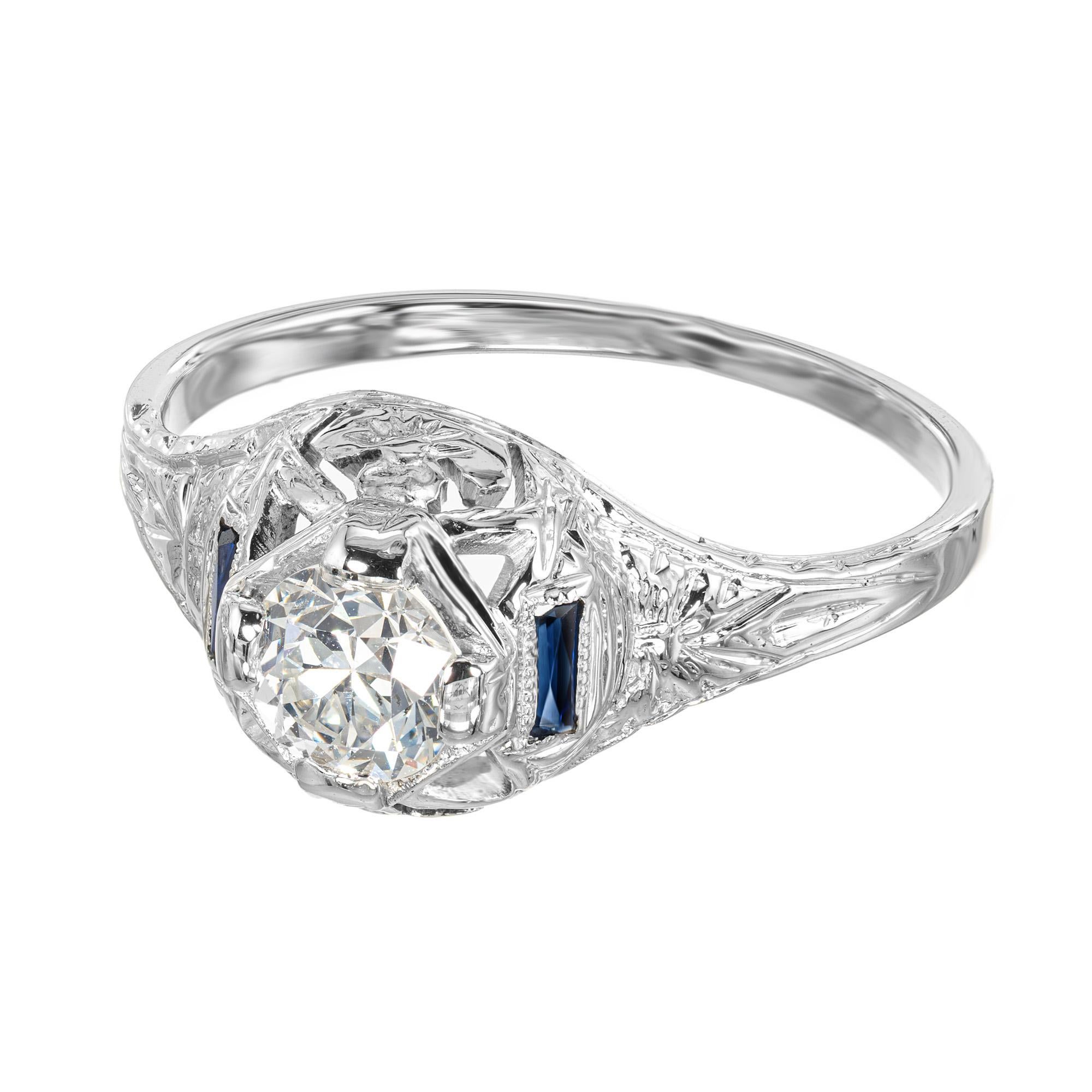 1930 Filigraner Verlobungsring aus 18 Karat Weißgold mit Saphir-Baguetten und einem hell funkelnden Diamanten im alten europäischen Schliff im Übergangsschliff.

1 runder Übergangsdiamant, Gesamtgewicht ca. .40cts, F - G, SI1, 
2 Saphire im