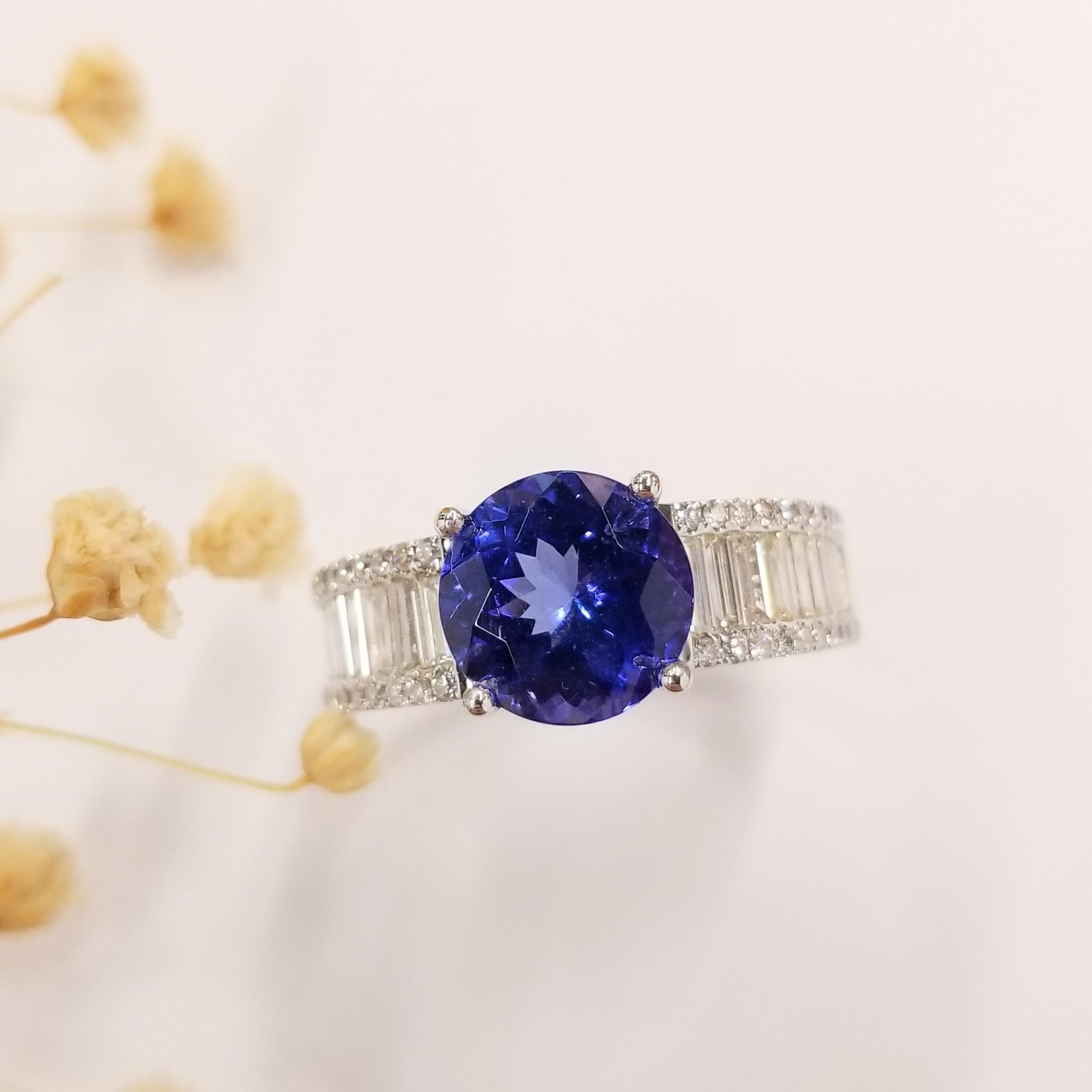 Voici un bijou remarquable conçu exclusivement pour les hommes, la Tanzanite naturelle bleu vif+violet de 4,09 carats certifiée EGL, de forme ronde rare, entourée de diamants naturels dans une bague de style moderne. Habilement réalisée en or blanc