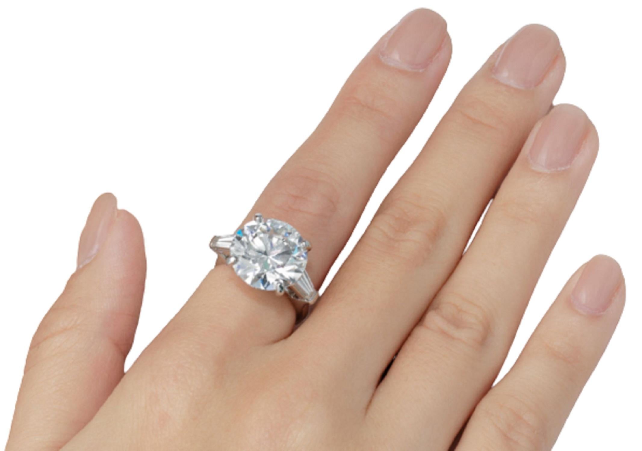  Le diamant rond de taille brillante de 4,67 carats, d'une taille impressionnante et accrocheuse, est vibrant et d'une finition impeccable ! Taillé avec des proportions absolument magnifiques, il affiche un éclat vraiment phénoménal !

Le diamant