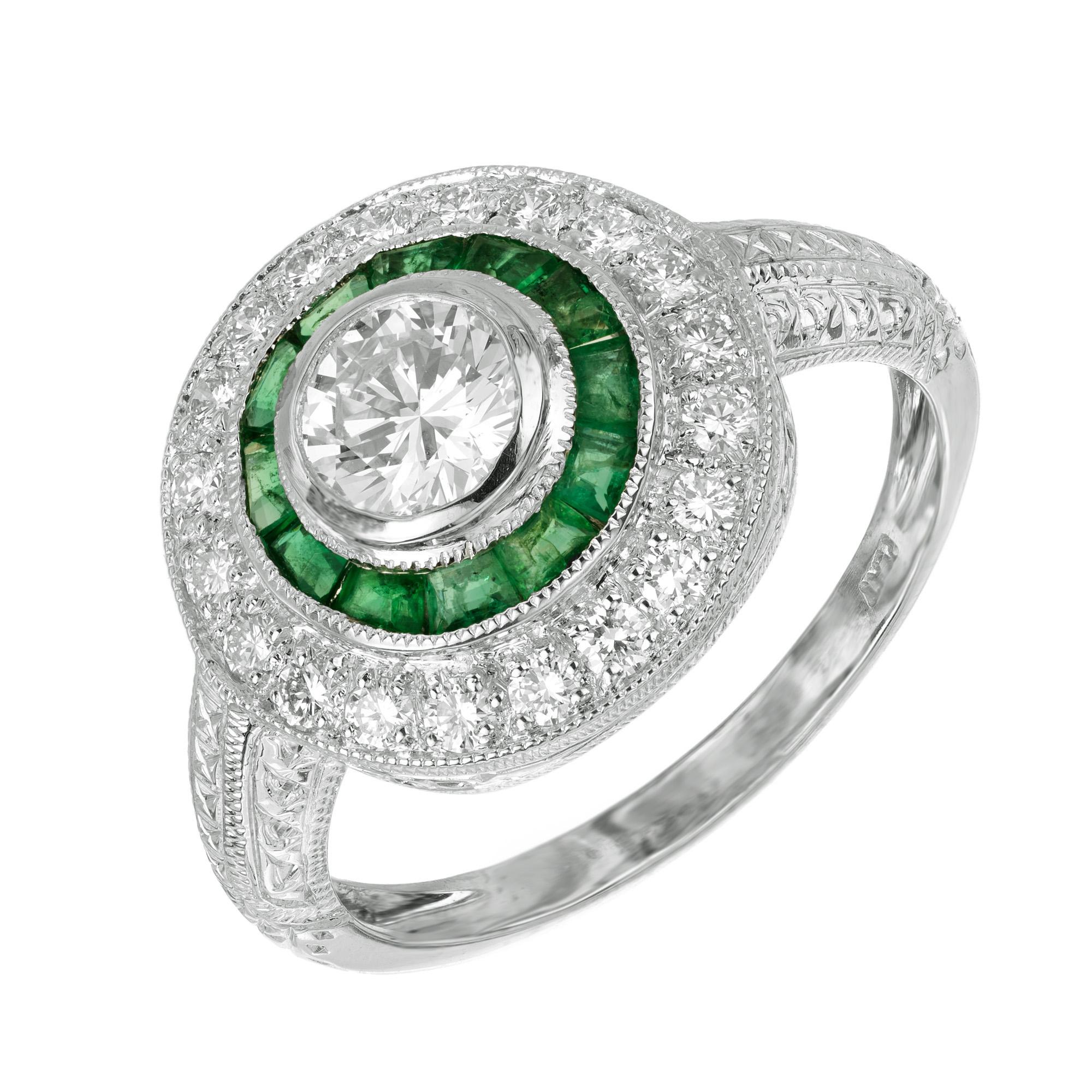 Nuestro exquisito anillo de compromiso de platino con halo de esmeralda y diamante redondo certificado EGL de los años 30 es una obra maestra de elegancia. En el centro de esta impresionante pieza hay un diamante central de 0,50 quilates de talla