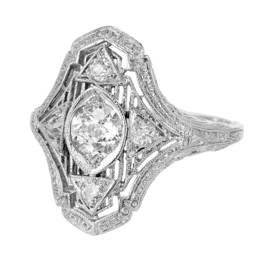Fai un salto indietro nel tempo con questo anello da cocktail in platino con diamante superiore traforato del 1910, certificato EGL, da 0,51 carati, completamente originale. Questo splendido anello è uno splendido tributo all'eleganza edoardiana,