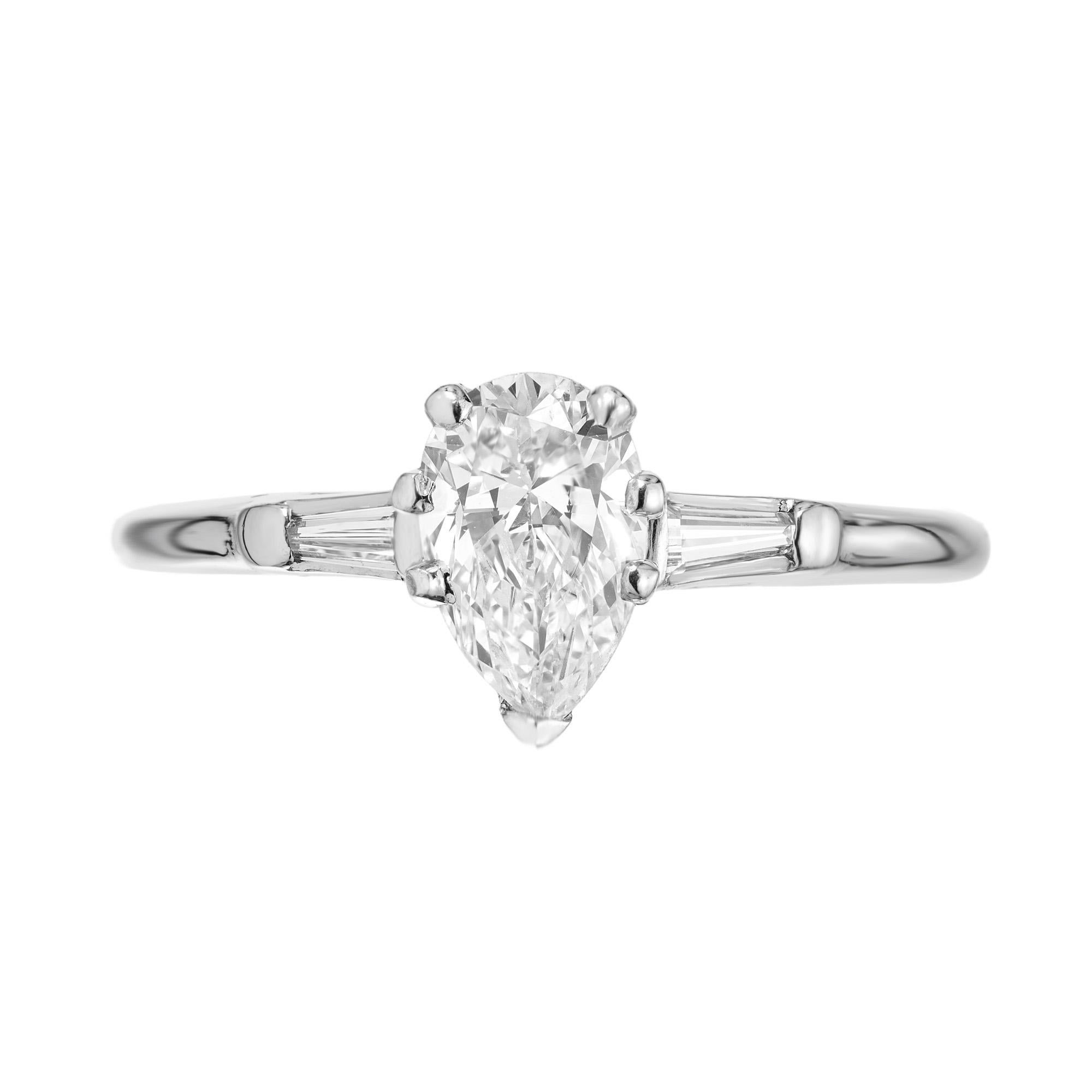 Bague de fiançailles à trois pierres en diamant poire des années 1960 certifié EGL, avec diamants latéraux baguette effilés, en or blanc 14k.

1 diamant en forme de poire, poids total d'environ 0,58 ct, F - G,   VS1 EGLCert# US 313341601D
2 diamants