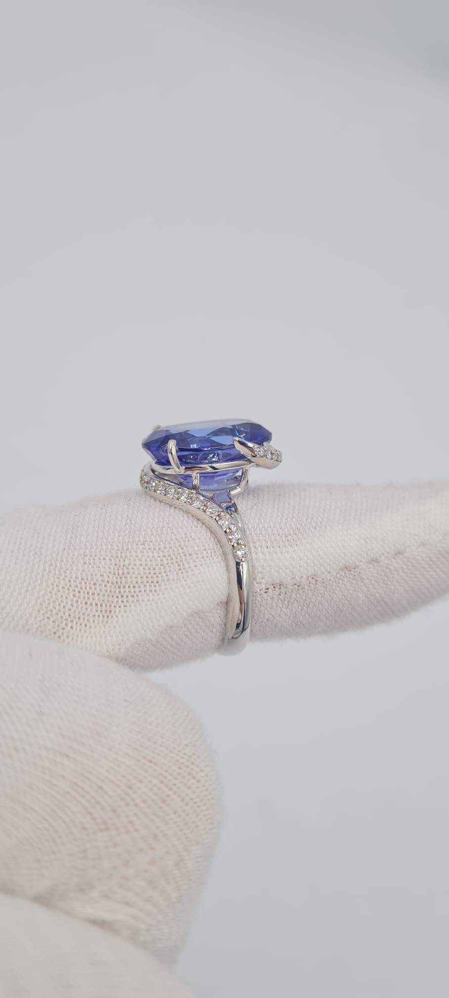 EGL Certified 7 Carat Blue Violet Tanzanite 18 Carats White Gold Ring In New Condition For Sale In Rome, IT