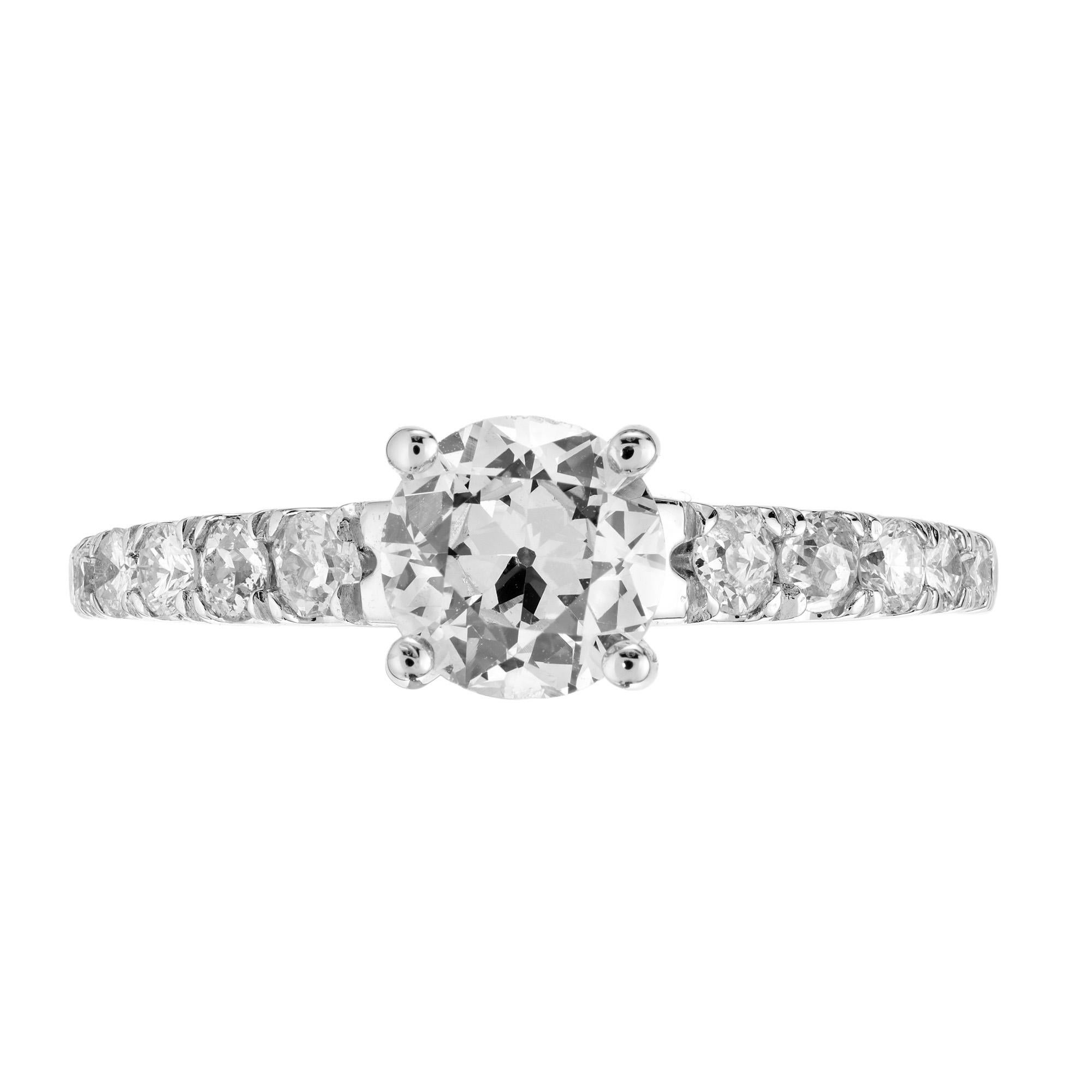 Bague de fiançailles en diamant étincelant. Serti d'un magnifique diamant de taille transactionnelle de 0,75ct, certifié EGL, monté sur une monture en or blanc 14k. Six diamants ronds ornent les deux épaules de la tige. Certifié par l'EGL comme