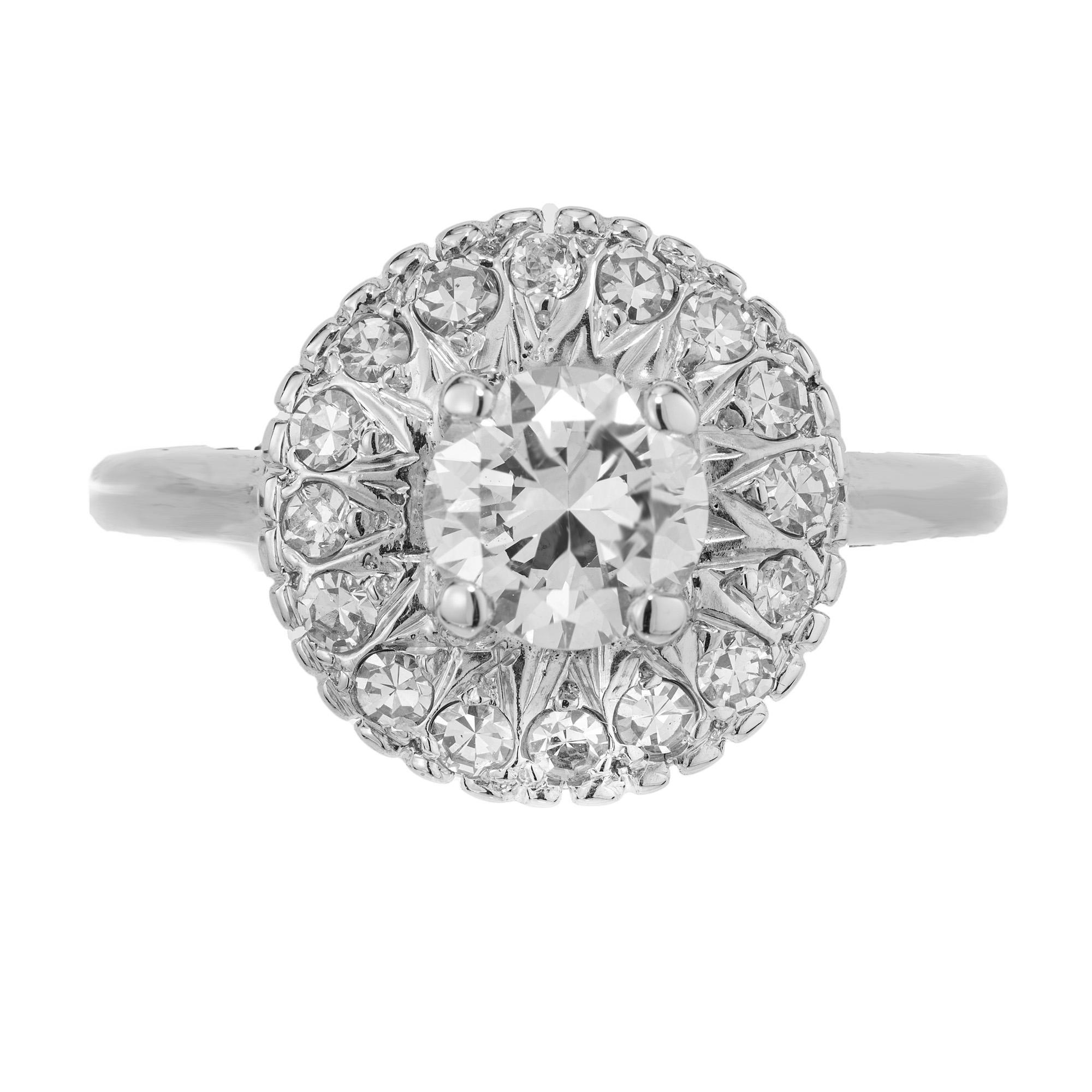 Bague de fiançailles en or blanc avec halo de diamants des années 1940. Cette pièce étonnante capture l'essence de l'élégance avec son diamant central de 0,90ct de taille ronde et brillante, qui est magnifiquement encadré par un halo de 16 diamants