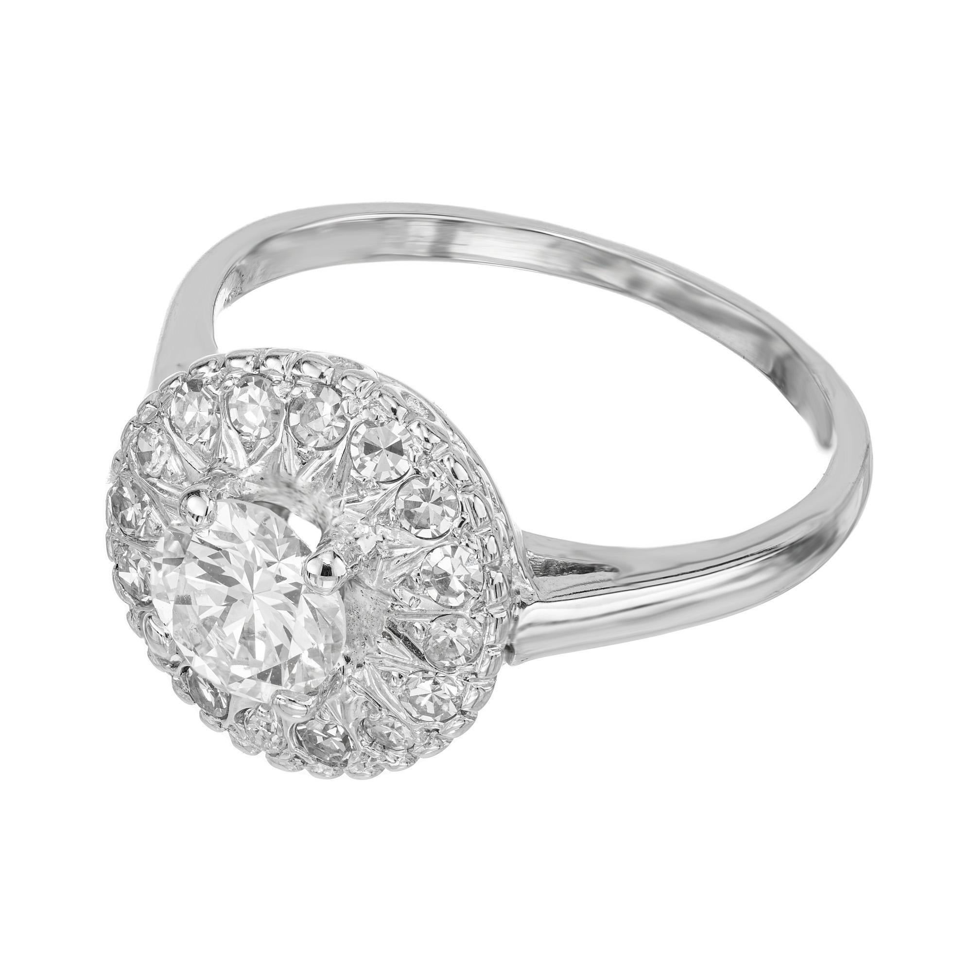 Taille ronde Bague de fiançailles en or blanc certifiée EGL et ornée d'un halo de diamants de 0,90 carat en vente