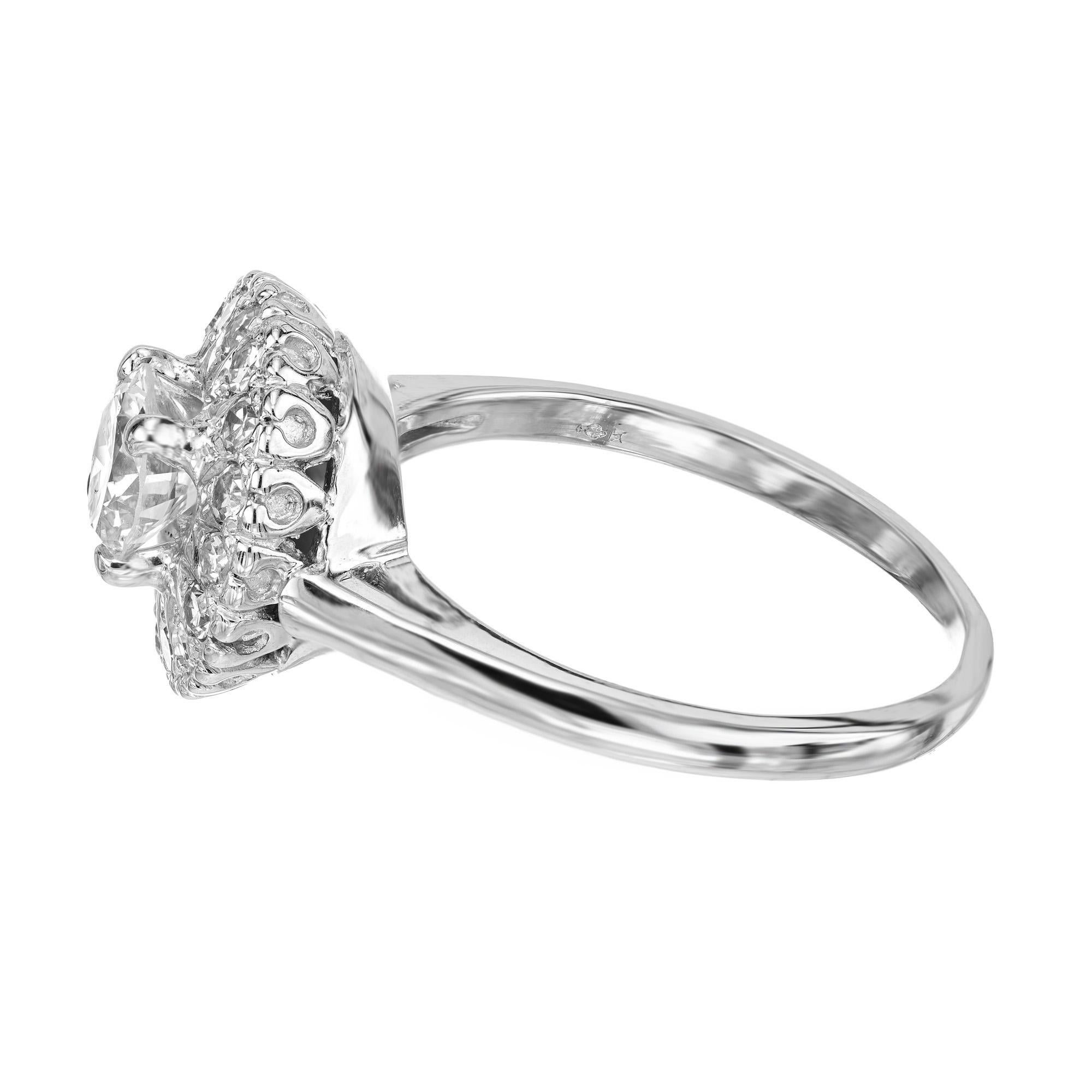 Bague de fiançailles en or blanc certifiée EGL et ornée d'un halo de diamants de 0,90 carat Pour femmes en vente