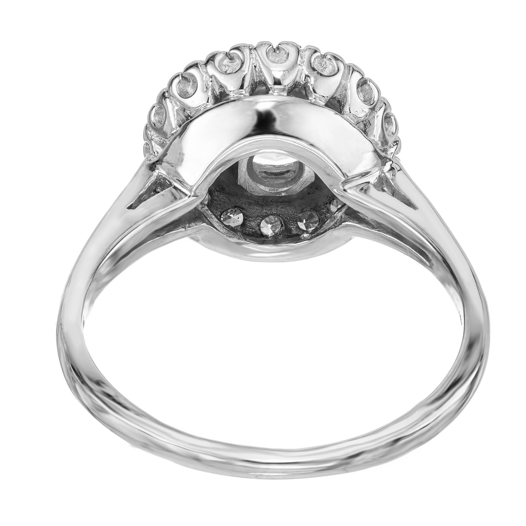 Bague de fiançailles en or blanc certifiée EGL et ornée d'un halo de diamants de 0,90 carat en vente 1