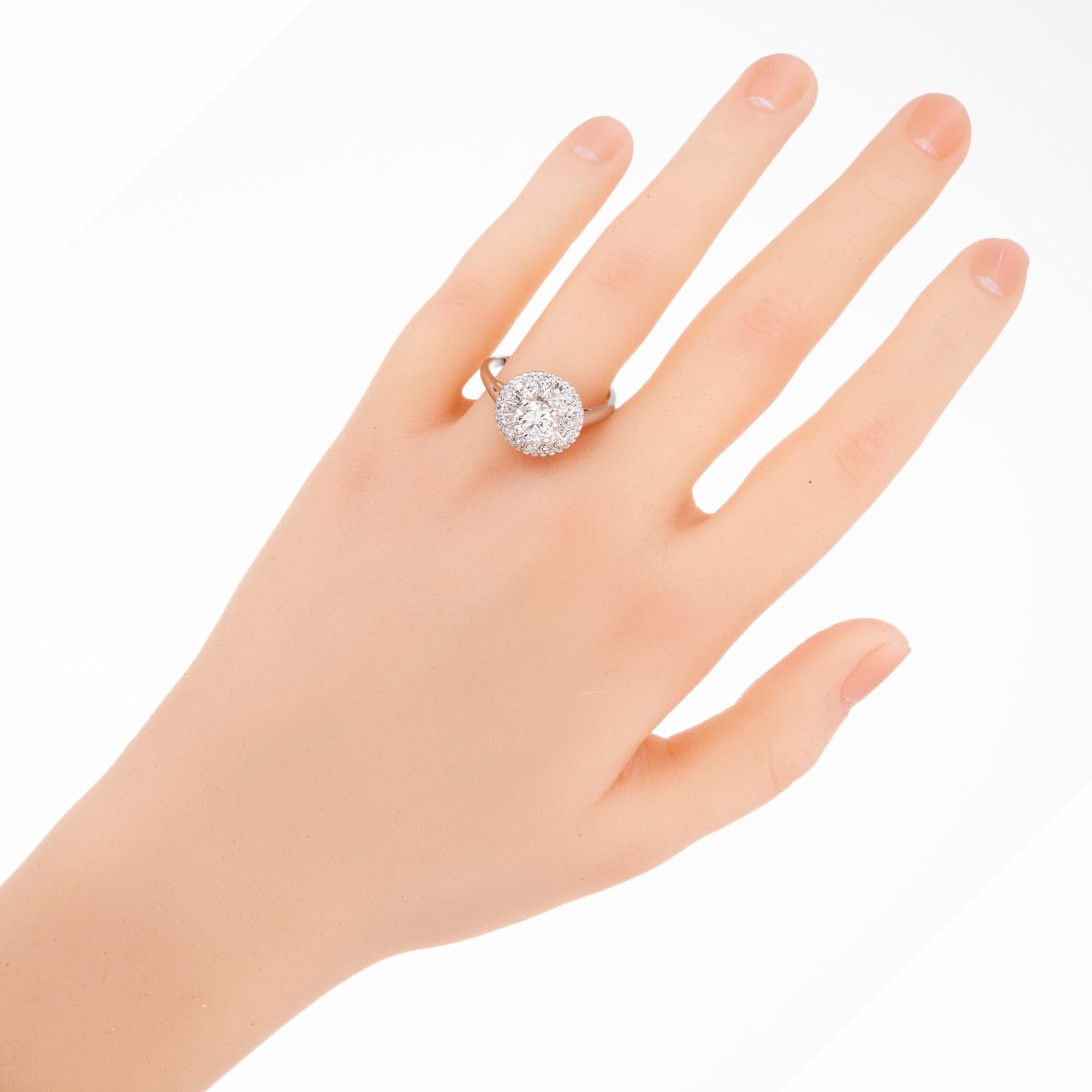 Bague de fiançailles en or blanc certifiée EGL et ornée d'un halo de diamants de 0,90 carat en vente 3