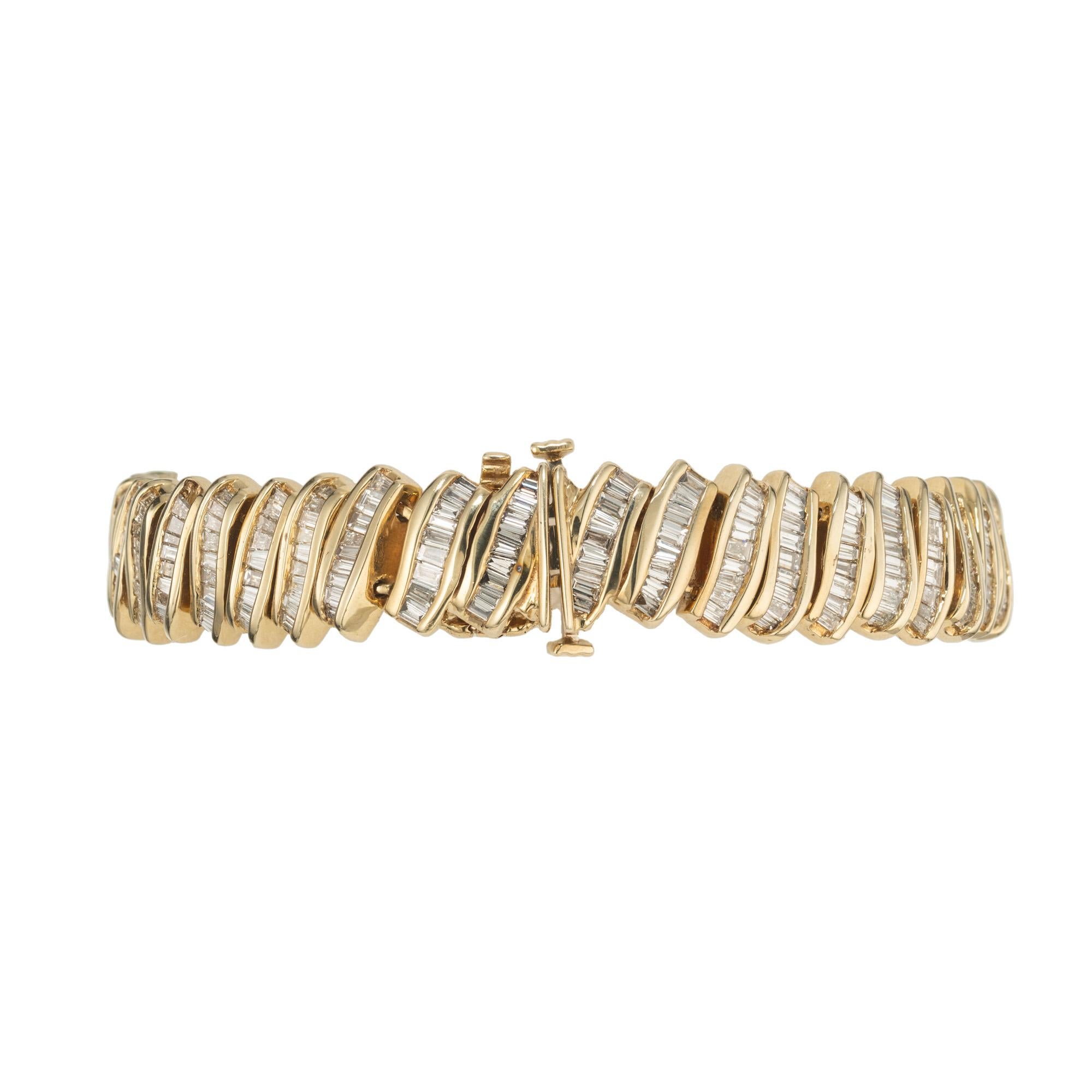Spettacolare bracciale a più file di diamanti a baguette del 198o. Adornato con 380 diamanti baguette a taglio dritto per un peso totale di circa 9,10 carati. Realizzato in oro giallo 14 carati con chiusura di sicurezza incorporata. Realizzato alla