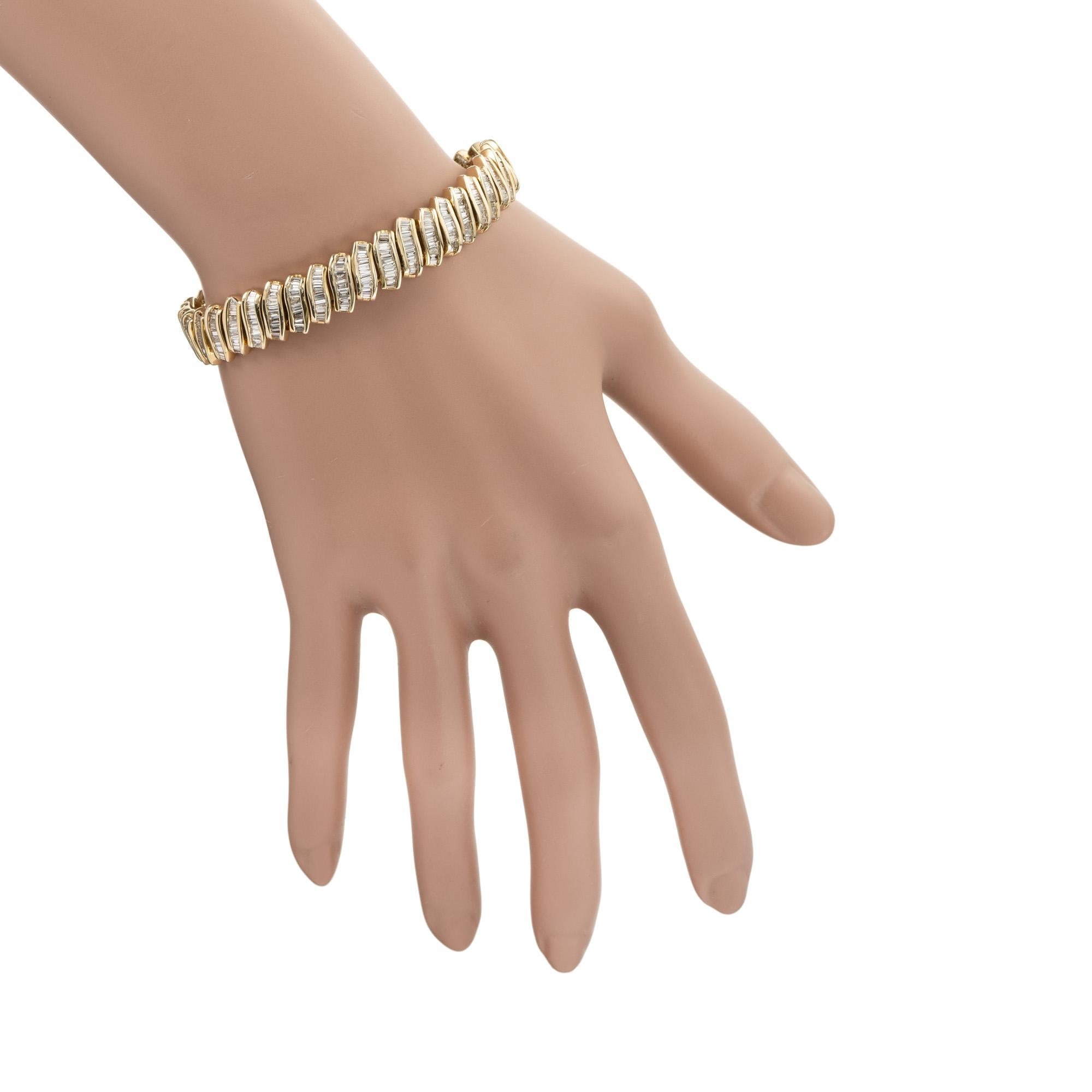 Bracciale in oro giallo con diamante baguette certificato EGL da 9,10 carati in vendita 1