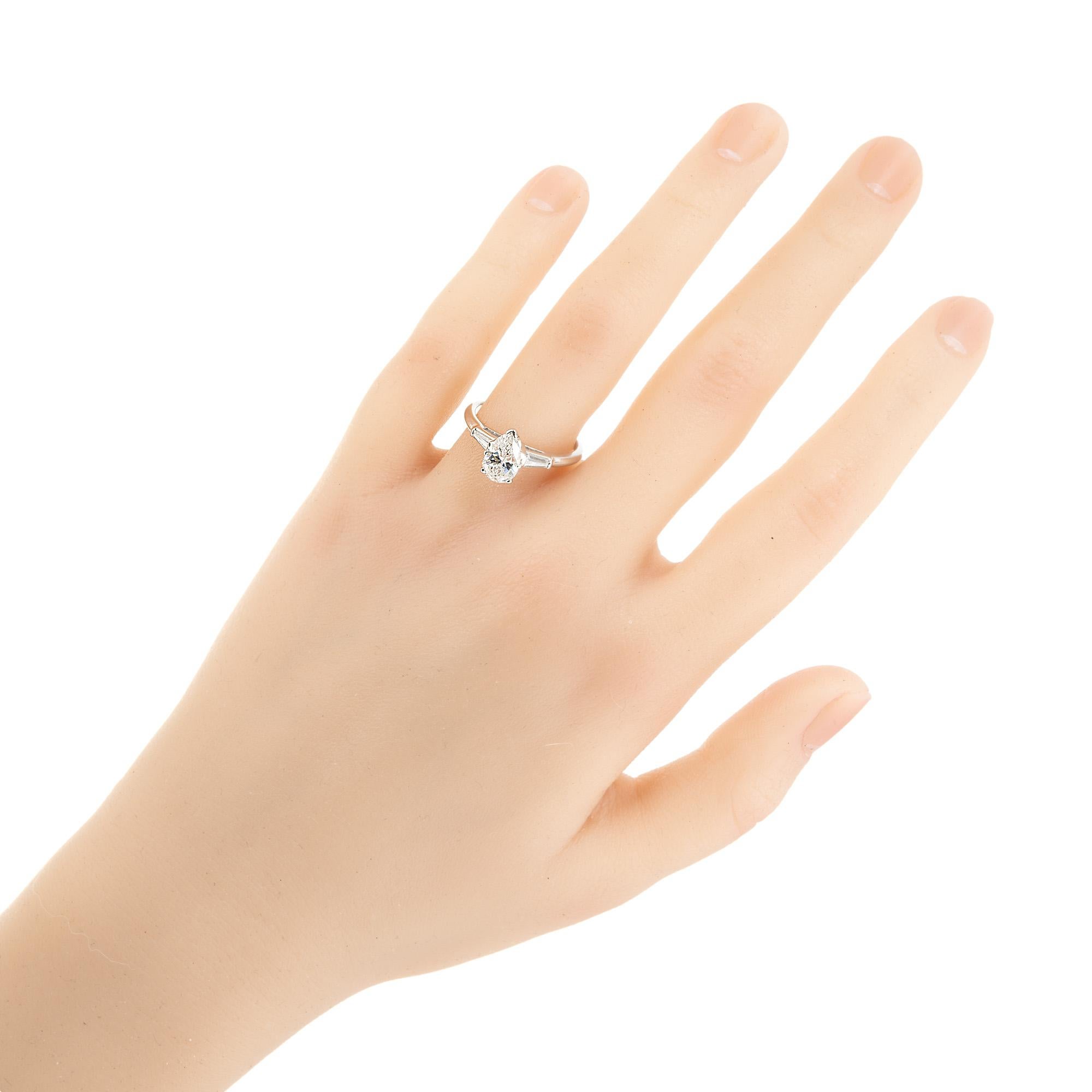 EGL Certified .95 Carat Pear Diamond Platinum Three Stone Engagement Ring en venta 3