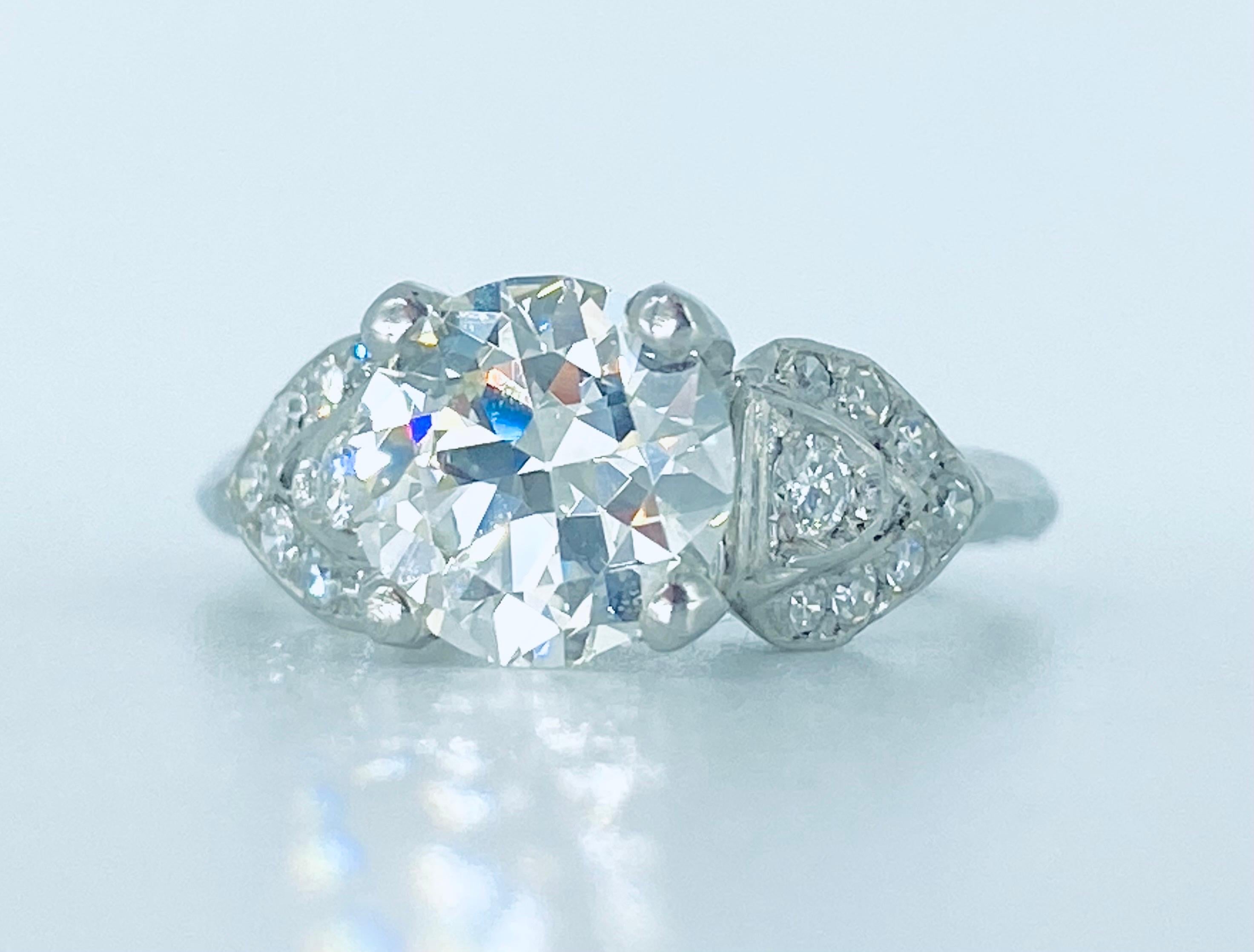 Diamante naturale centrale a taglio rotondo certificato EGL: 1,31cts
Colore: J
Chiarezza: VS2
Numero totale di pietre: 1
Taglio: Rotondo (7,21x7,07x4,13MM)

Diamanti bianchi naturali taglio rotondo laterale: 0,28cts
Colore: G
Chiarezza: VS2
Numero