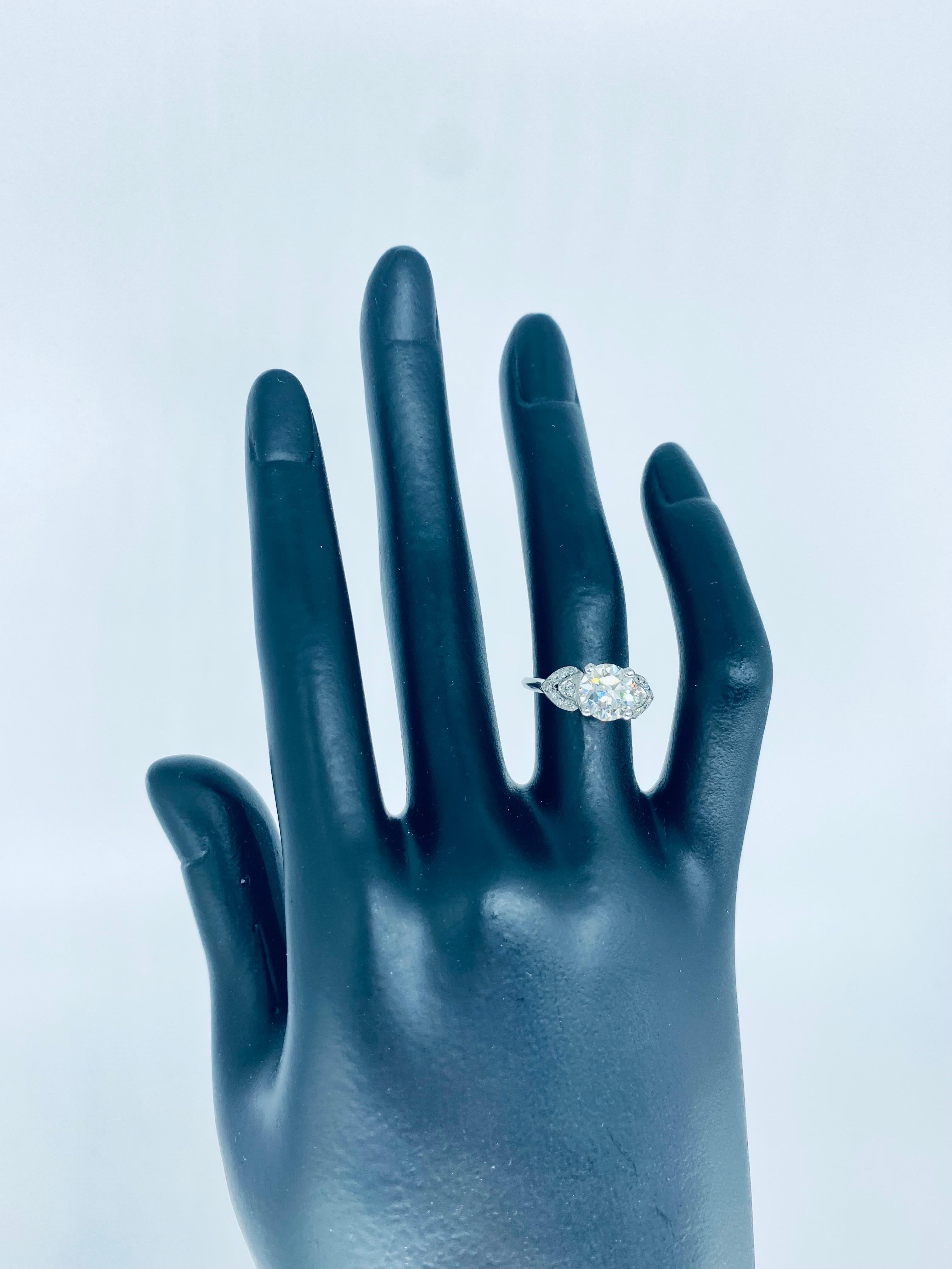 Taglio rotondo Anello di fidanzamento in platino con diamante centrale certificato EGL da 1,31 carati in vendita