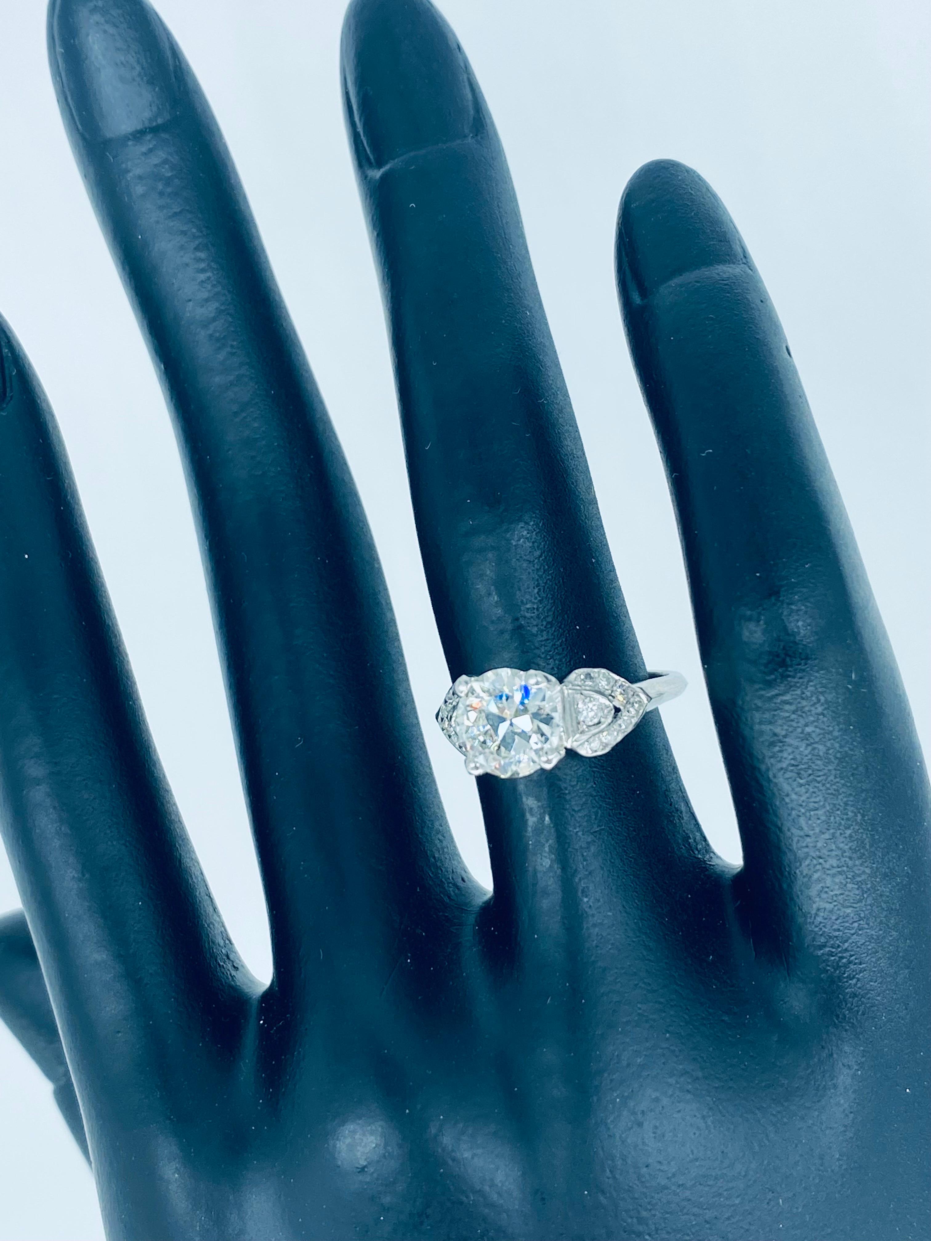 EGL Certified Center 1.31 Carat Diamond Platinum Engagement Ring In Excellent Condition For Sale In Miami, FL
