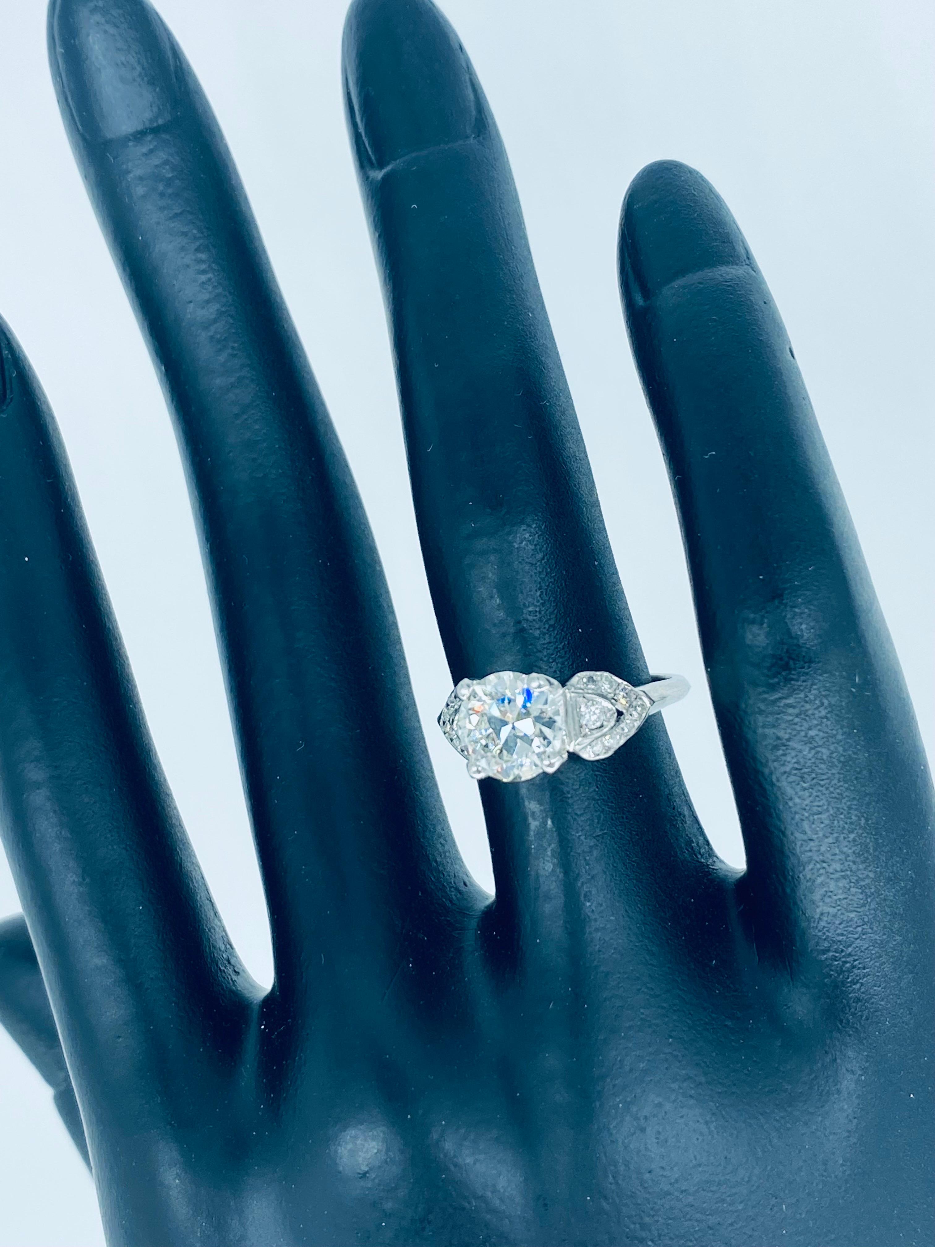 Anello di fidanzamento in platino con diamante centrale certificato EGL da 1,31 carati In condizioni ottime in vendita a Miami, FL