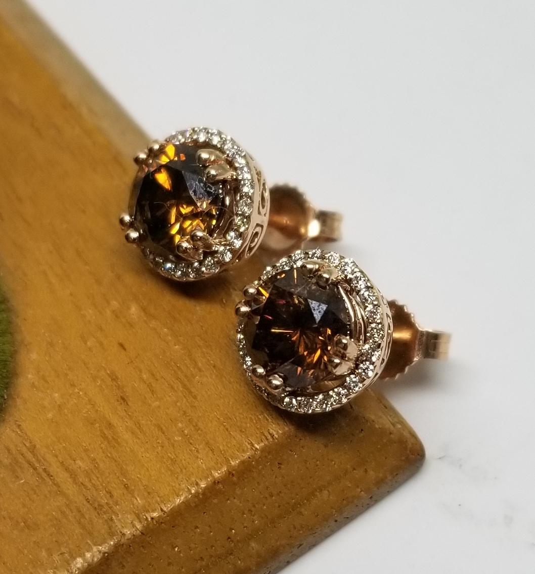 Diamanti Fancy Deep Brown certificati EGL 2,10 carati incastonati in borchie a raggiera in oro rosa 14k, contenenti 2 diamanti taglio brillante; colore 