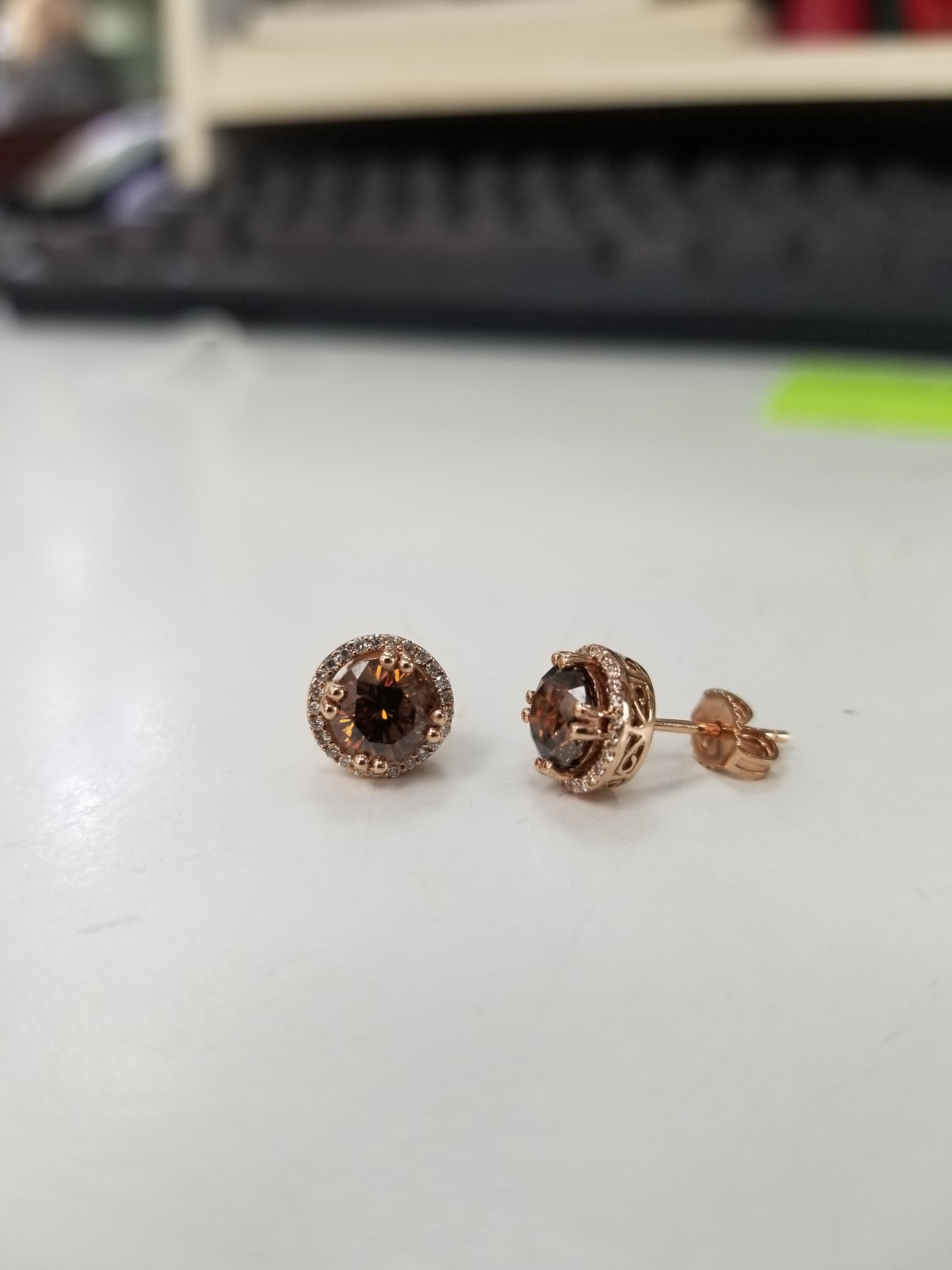 Taglio rotondo Diamanti Fancy Deep Brown certificati EGL da 2,10 carati incastonati in borchie a raggiera in oro 14 carati in vendita