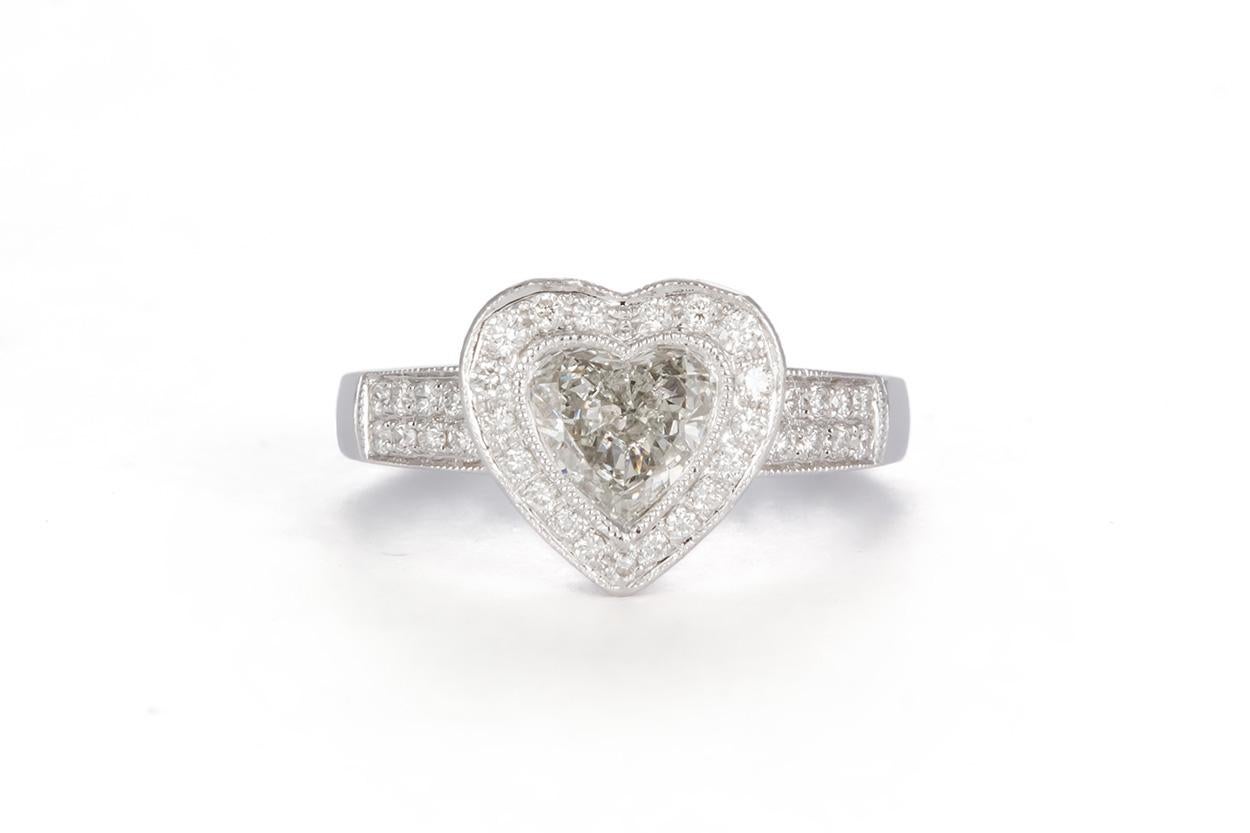 Wir freuen uns, Ihnen diesen EGL-zertifizierten Verlobungsring aus Platin mit einem herzförmigen Diamanten in Halo-Form anbieten zu können. Dieser wunderschöne Ring besteht aus einem von der EGL Los Angeles zertifizierten 1,089ct H/SI1 Heart
