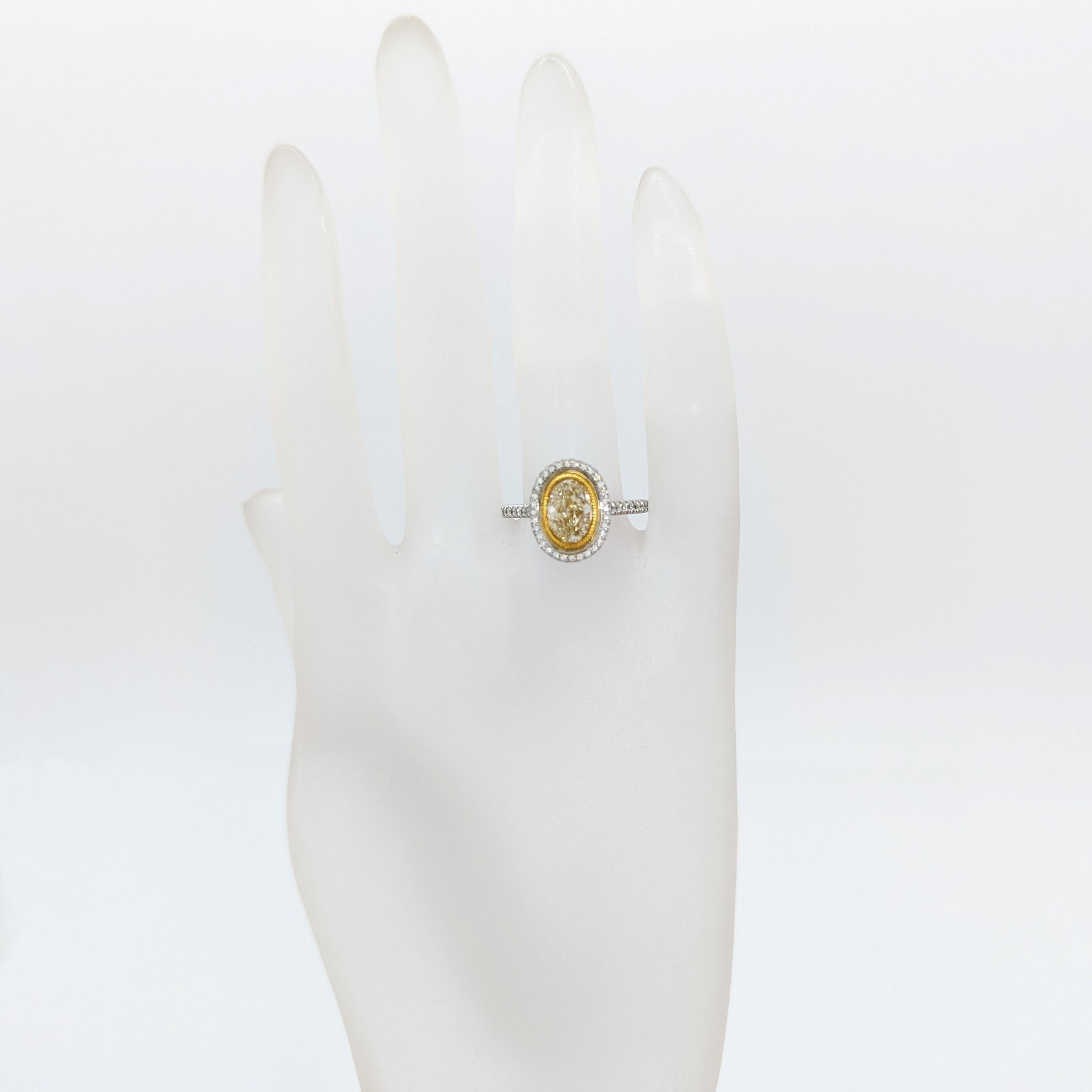 EGL Anillo de diamantes blancos y oval amarillo fantasía en oro de 18 quilates de 2 tonos Corte oval en venta
