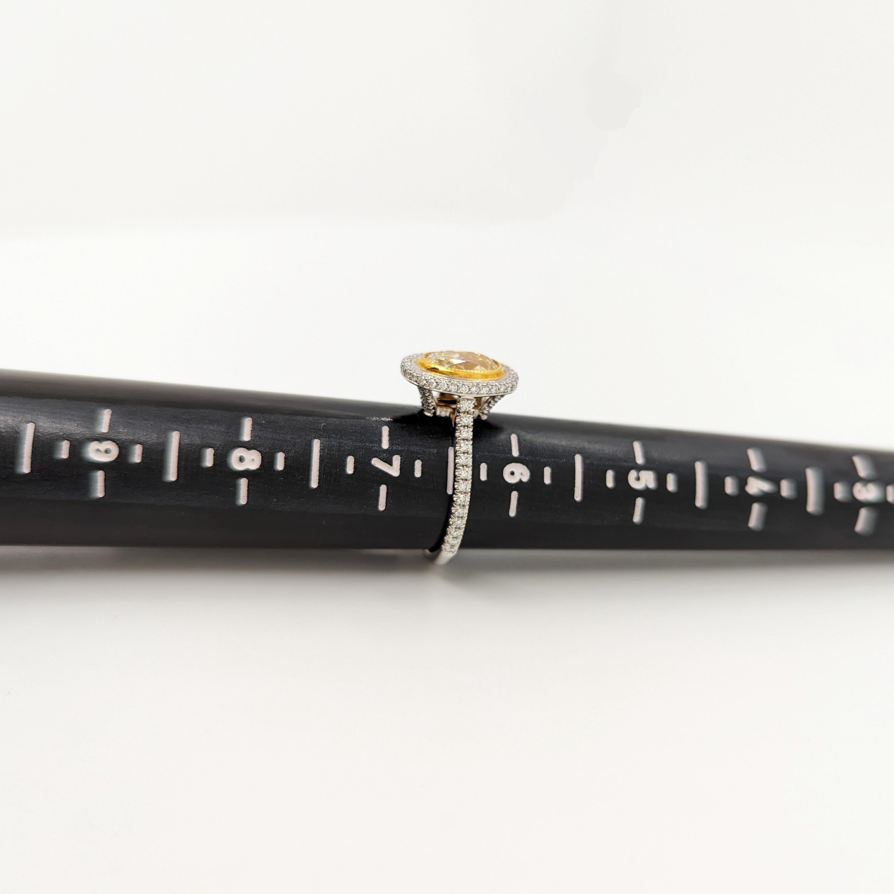 EGL Fancy Gelb Oval und weißer Diamant Ring in 18K 2 Tone Gold im Angebot 2