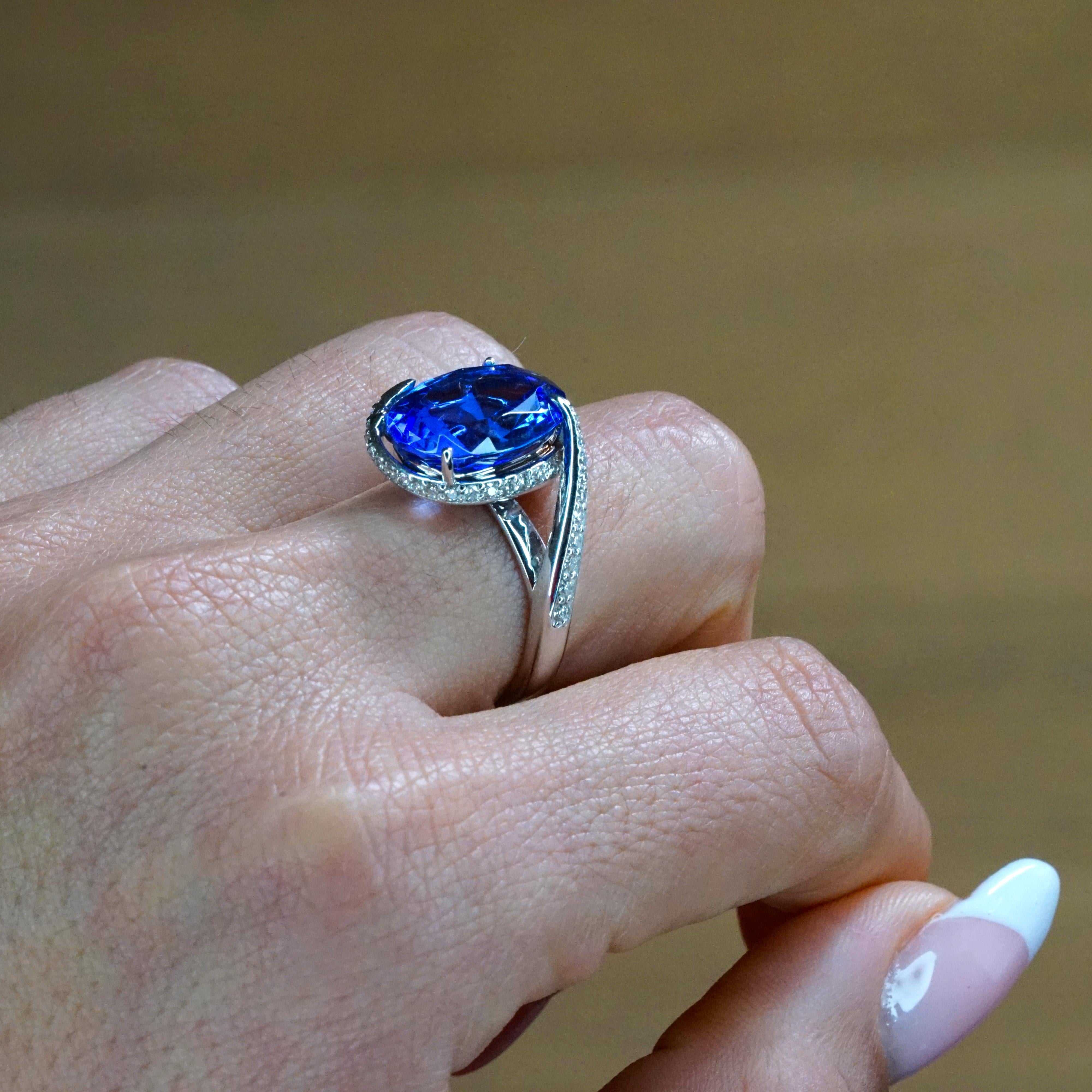 Contemporary EGL South Africa Certified 7 Carat Blue Violet Tanzanite 18 Carats Gold Ring For Sale