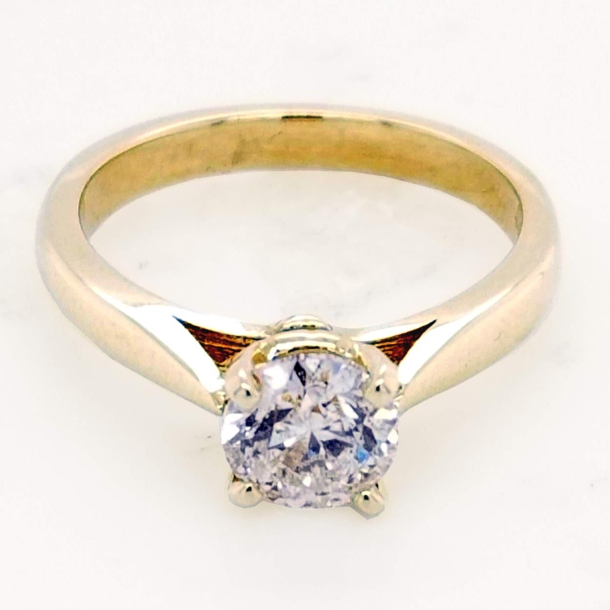 Un très beau diamant central de 0,97 ct, de taille ronde et brillant G-H/SI3, certifié EGL US, serti dans une bague de fiançailles solitaire en or jaune 14K. 

Caractéristiques du diamant :
Pierre centrale : diamant naturel de 0,97 ct, certifié EGL