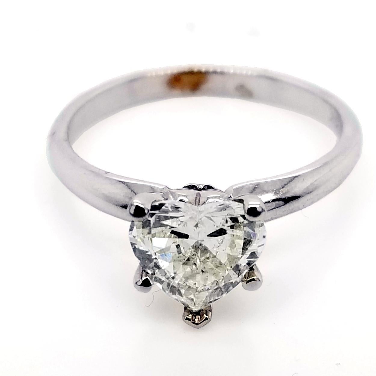 Très beau diamant central de 1,02 ct Heart Brilliant I-J/SI1 EGL US certifié serti dans une bague de fiançailles solitaire en or jaune 14K. 

Caractéristiques du diamant :
Pierre centrale : 1,02 ct EGL US Certified I-J/SI1 Heart Brilliant natural