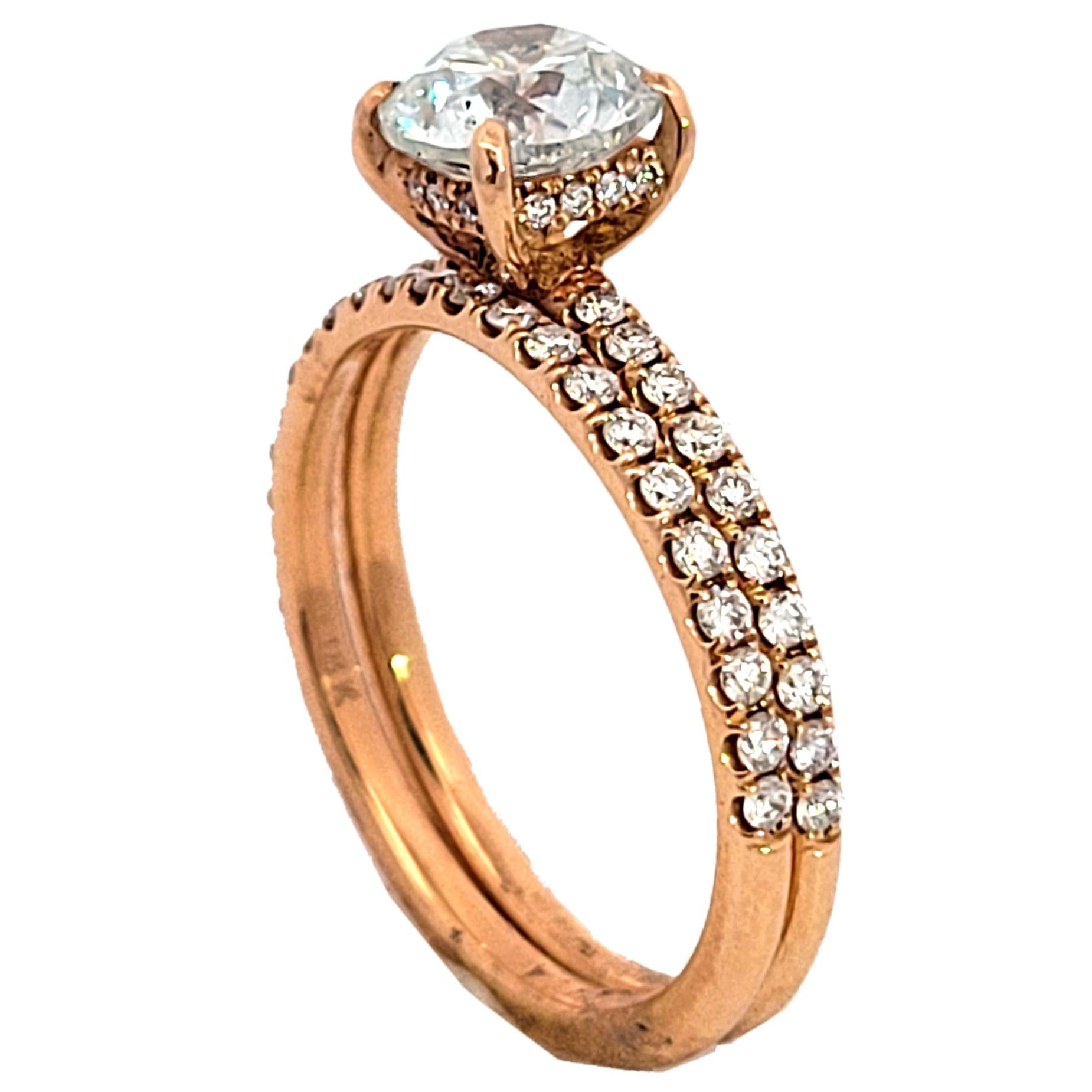 Ein sehr glänzender runder Brillant G/SI2 EGL US zertifiziert Zentrum Diamant in einem feinen 18k Gold Pave Set Verlobungsring zusammen mit einem Pave Set Matching Band gesetzt. Das Gesamtgewicht der Diamanten beträgt 0,23 Karat bei dem seitlichen
