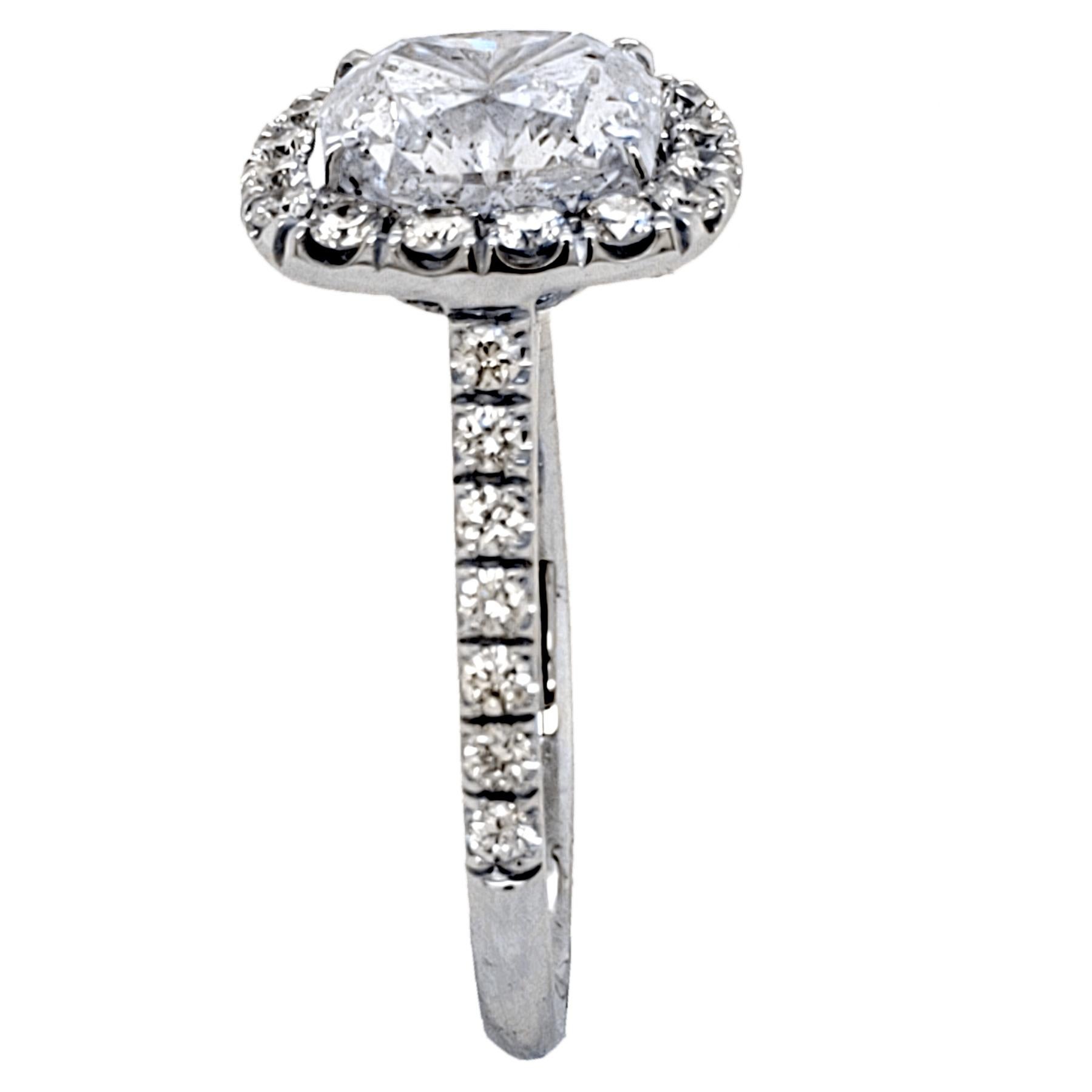Contemporain EGL US 3,01 carats E/SI3 Bague en diamant coussin sertie en pavé de 18 carats avec halo en vente