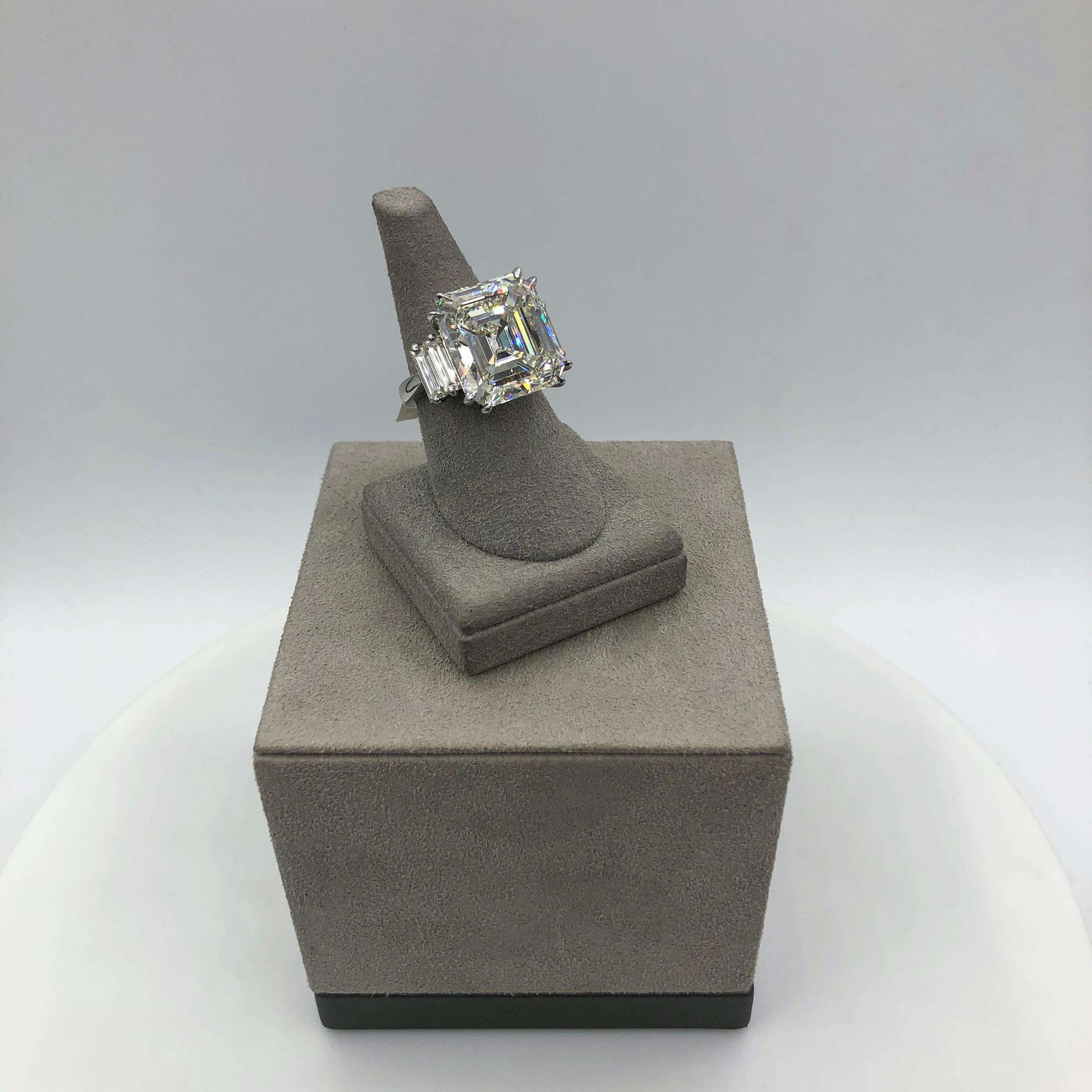 Anillo de compromiso de cinco piedras con diamante talla esmeralda certificado por el GIA de 18.76 quilates en venta 4