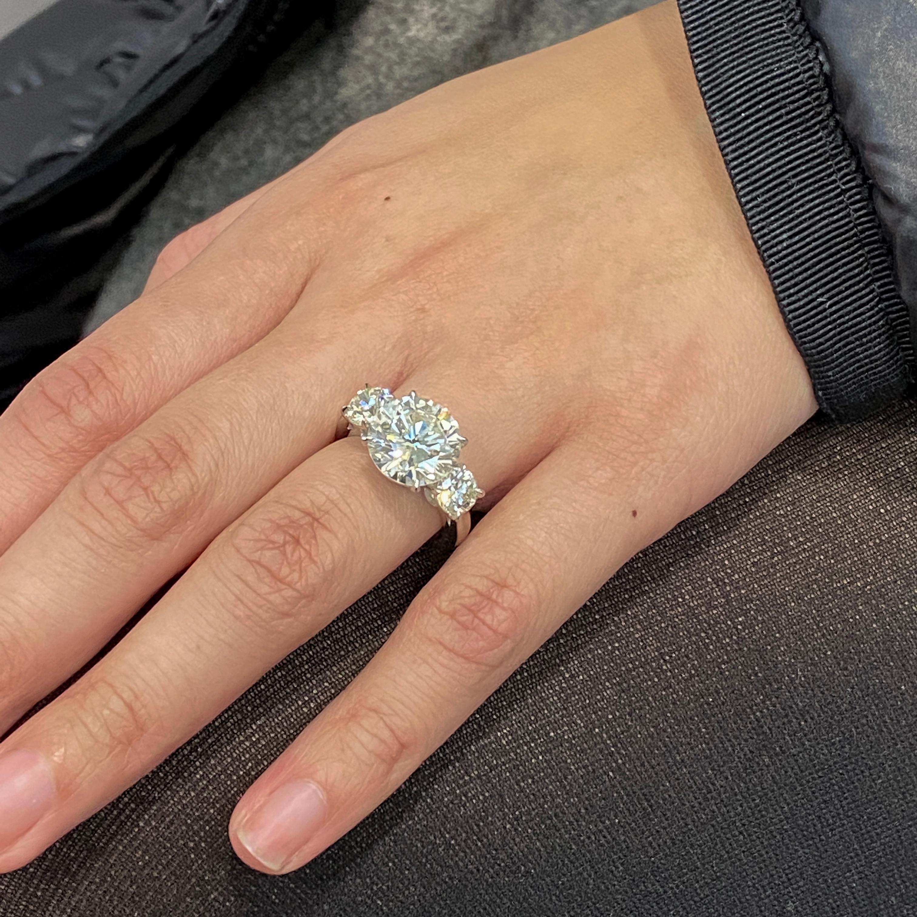 EGL-zertifizierter 5,53 Karat runder Brillant-Diamant-Verlobungsring mit drei Steinen im Angebot 1