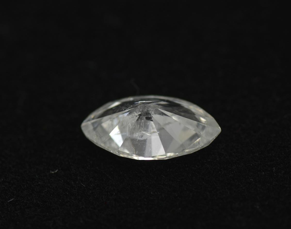 Diamant marquise de 1,22 carat en vrac.
Certifié par le laboratoire EGL, couleur h, pureté i1, cert. #US913848101D.
Les proportions et la taille du diamant sont excellentes.
Le diamant présente de multiples inclusions naturelles à l'intérieur de la