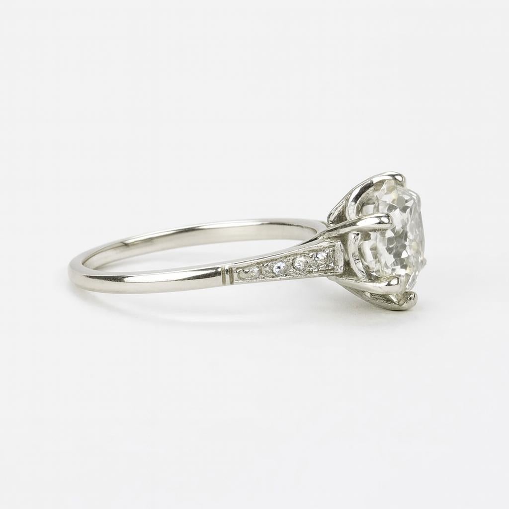 Un pezzo senza tempo degli anni '40, questo originale anello di fidanzamento vintage mette in mostra l'eleganza duratura di un vecchio diamante dal taglio transitorio. La pietra centrale da 1,70 carati, certificata da EGL-USA, mostra una notevole