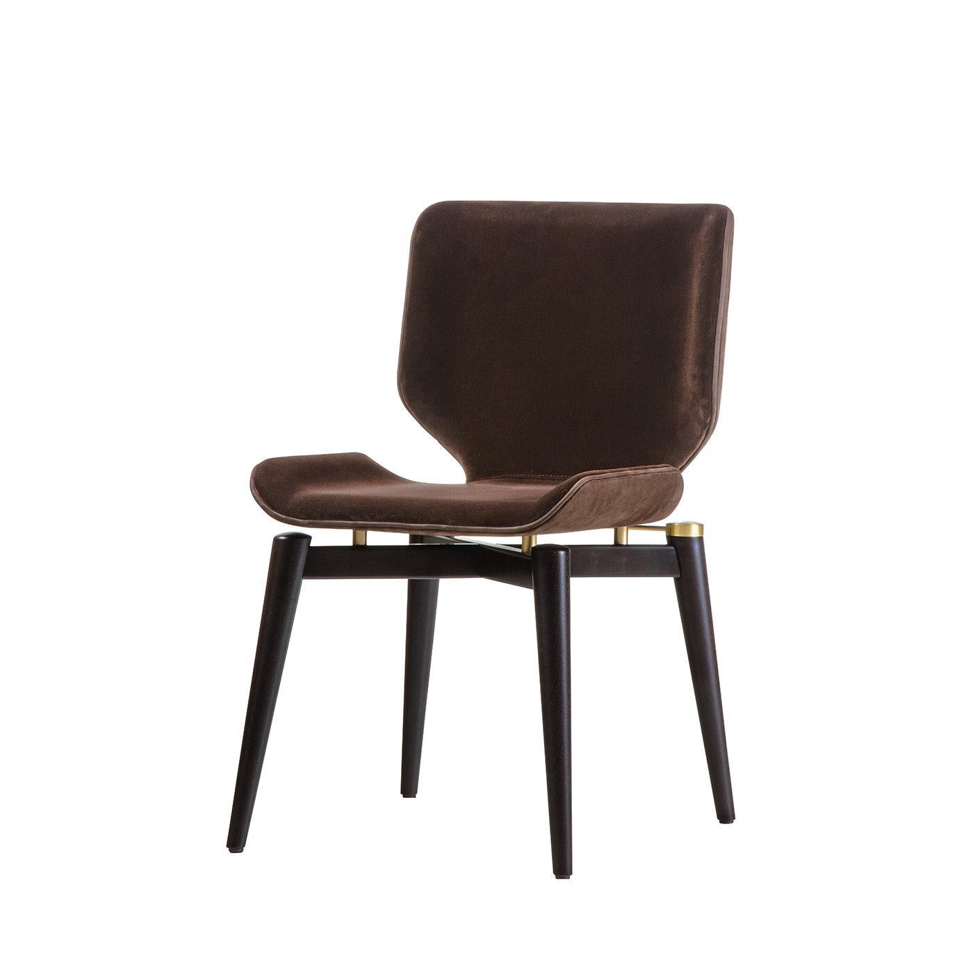 This exquisite chair couples sartorial details with a sleek shape, bringing subdued class to any setting. Also available in a variant with a lower backrest and with a stool counterpart, it features a solid walnut structure finished in glossy