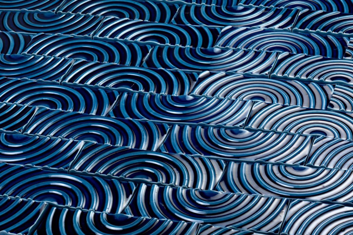 Tua è una piastrella a forma di rombo che gioca con la volumetria, permettendo alla stessa piastrella di dispiegarsi in una serie di forme,
che vanno dalle costellazioni stellari alle eleganti onde. La collezione Tua è composta da due piastrelle: