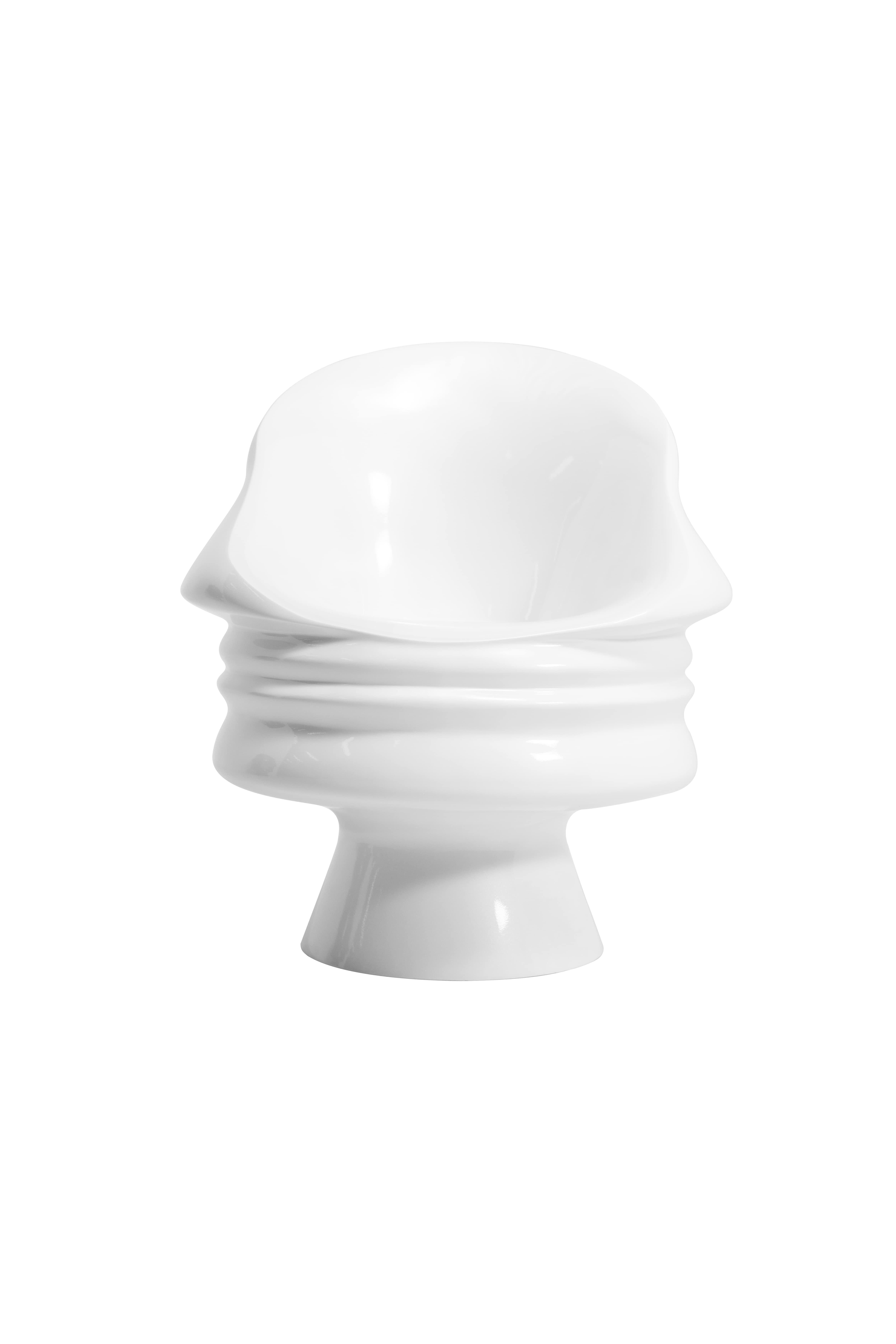 La chaise ergonomique ego blanc perle, fabriquée en résine nautique luxueuse, présente des touches de visage humain astucieusement dessinées à travers son dossier. Il est recouvert d'un revêtement résistant aux intempéries. Si quelqu'un peut